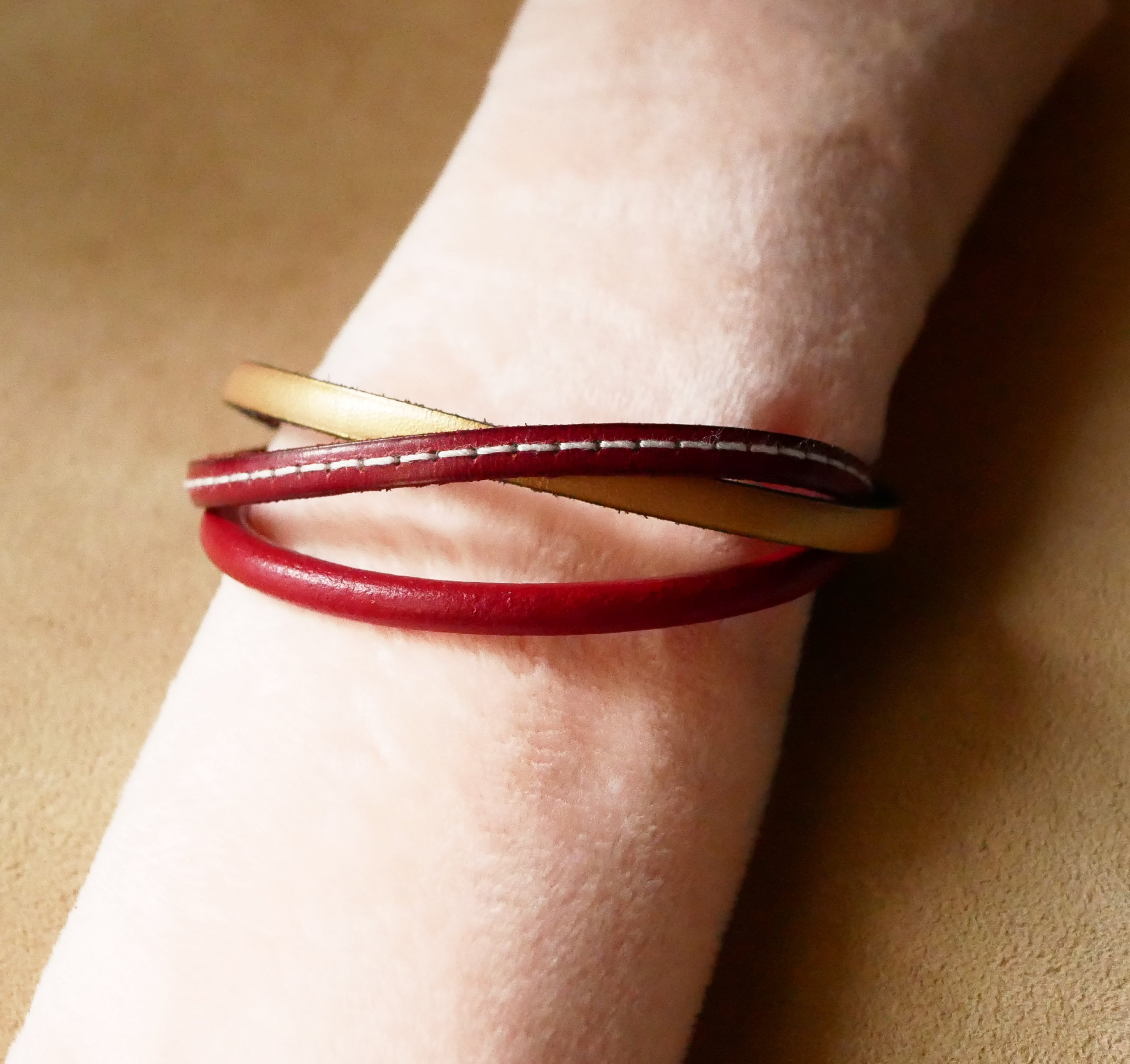 Manschettarmband för kvinnor i rött och guld med flera läderdetaljer