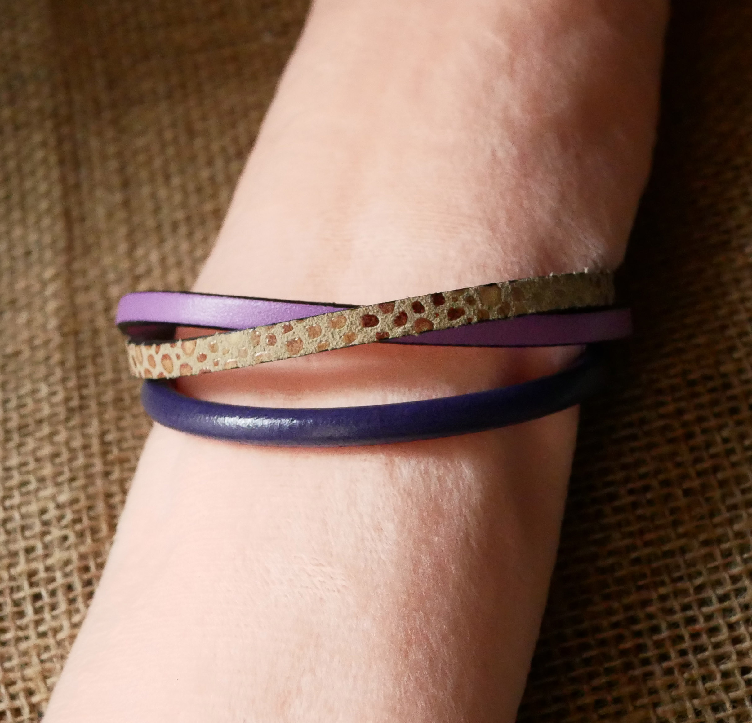 Manschettarmband för kvinnor i lila och guld med flera läderdetaljer
