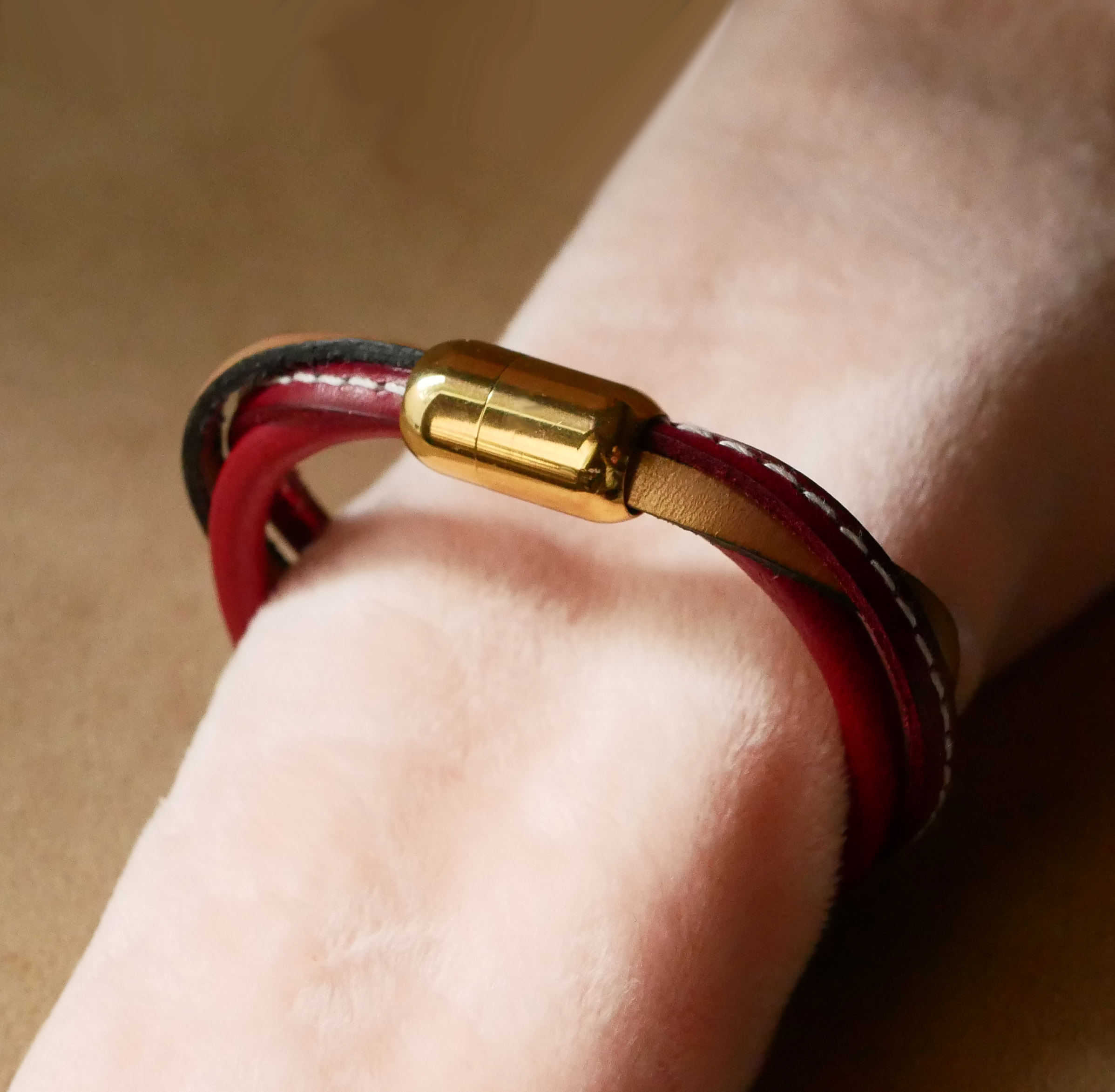 Manschettarmband för kvinnor i rött och guld med flera läderdetaljer