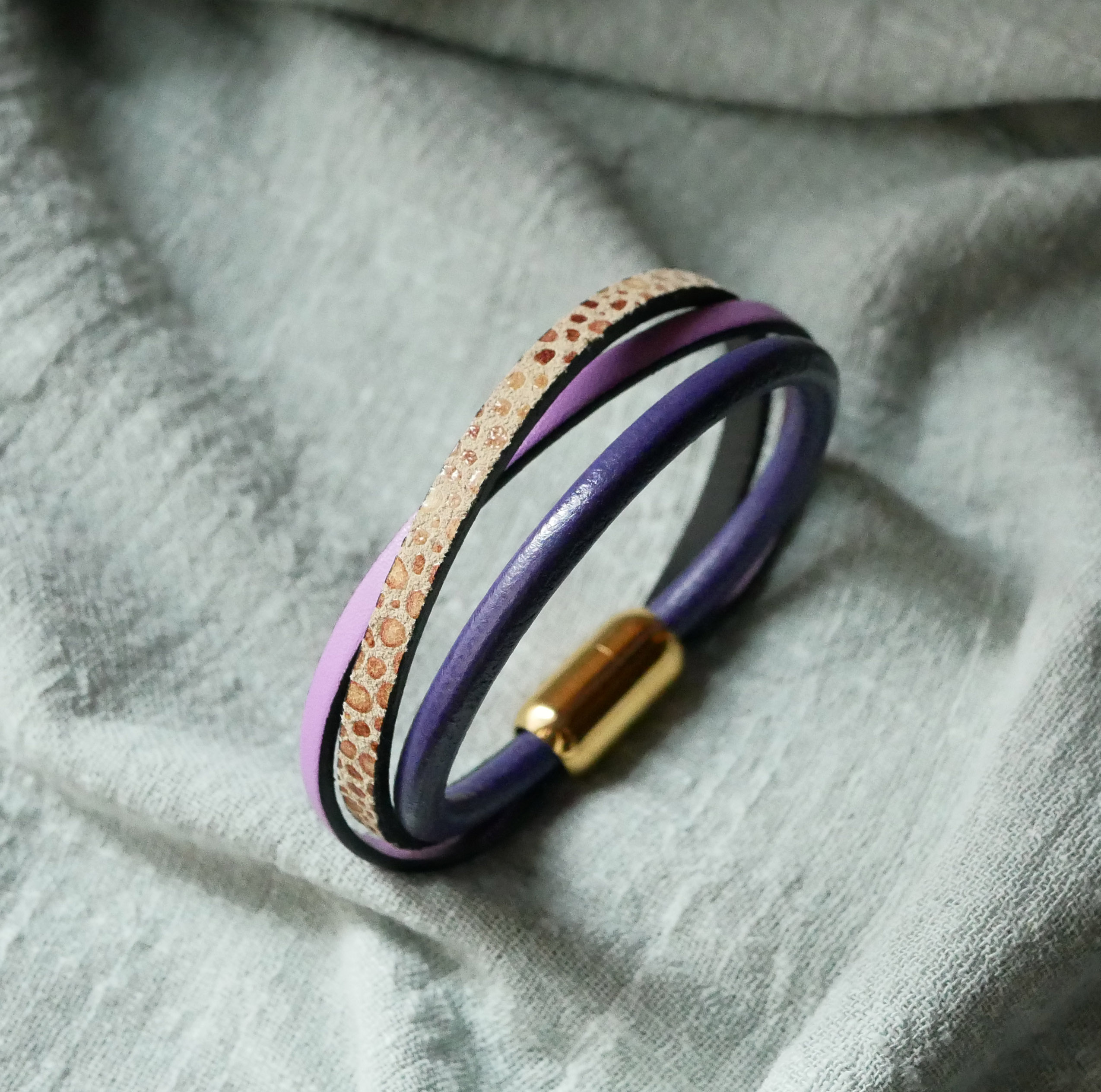 Manschettarmband för kvinnor i lila och guld med flera läderdetaljer