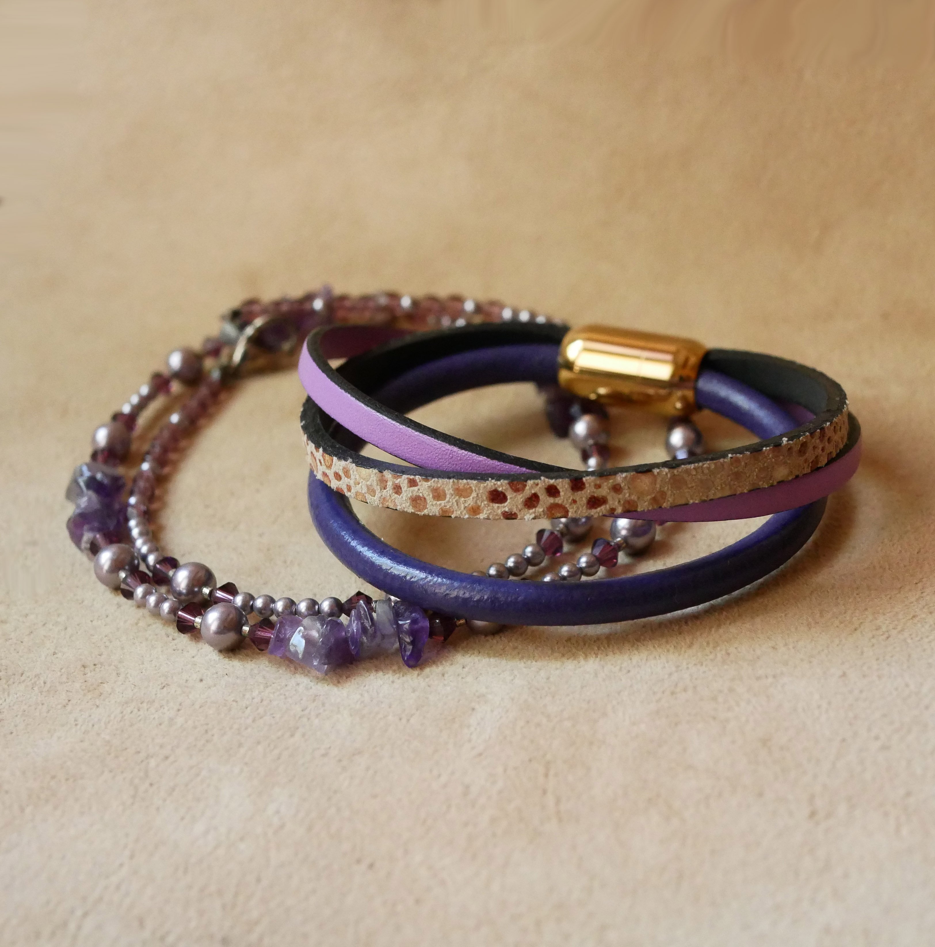 Manschettarmband för kvinnor i lila och guld med flera läderdetaljer