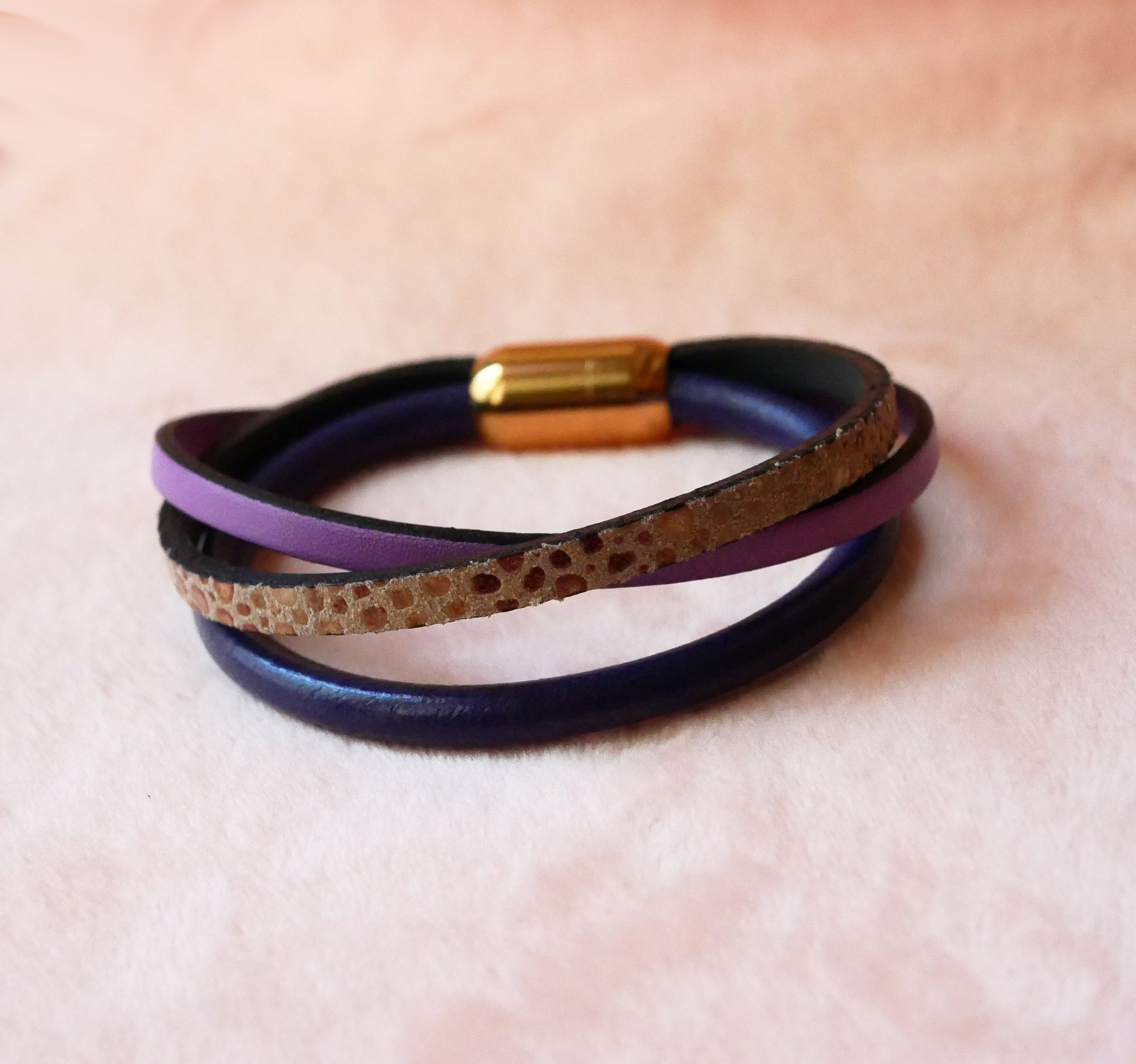 Manschettarmband för kvinnor i lila och guld med flera läderdetaljer