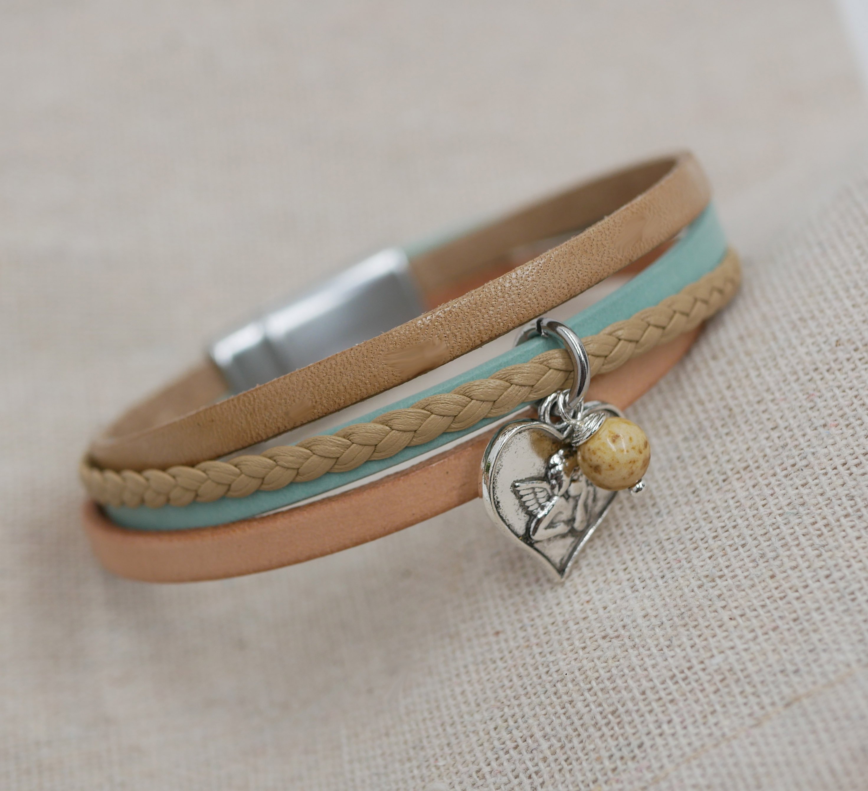 Manschettarmband i multiläder för kvinnor Sand beige hänge efter eget val