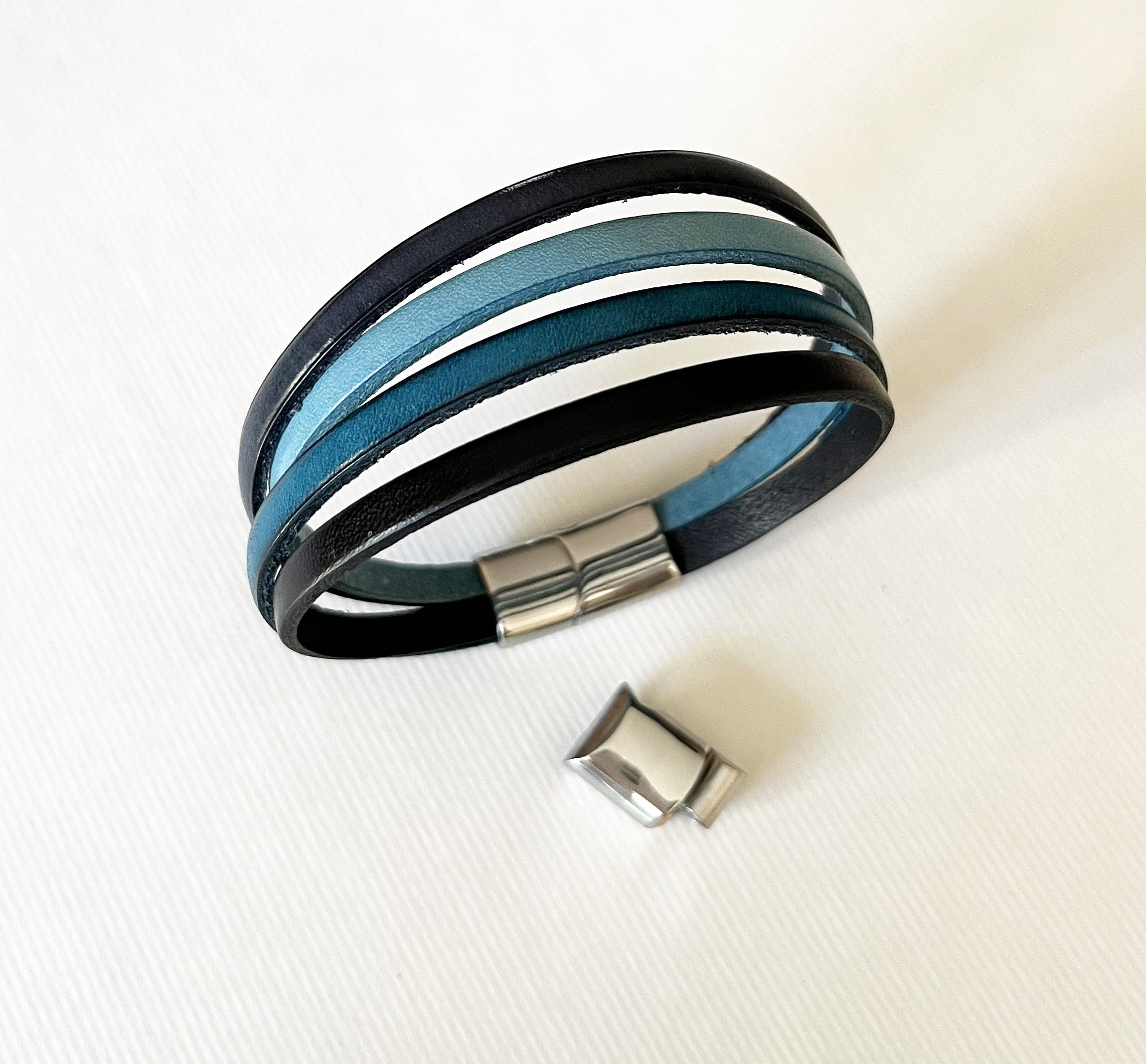 Bracelet manchette homme aux 4 cuirs bleu et gris fermoir avec extension