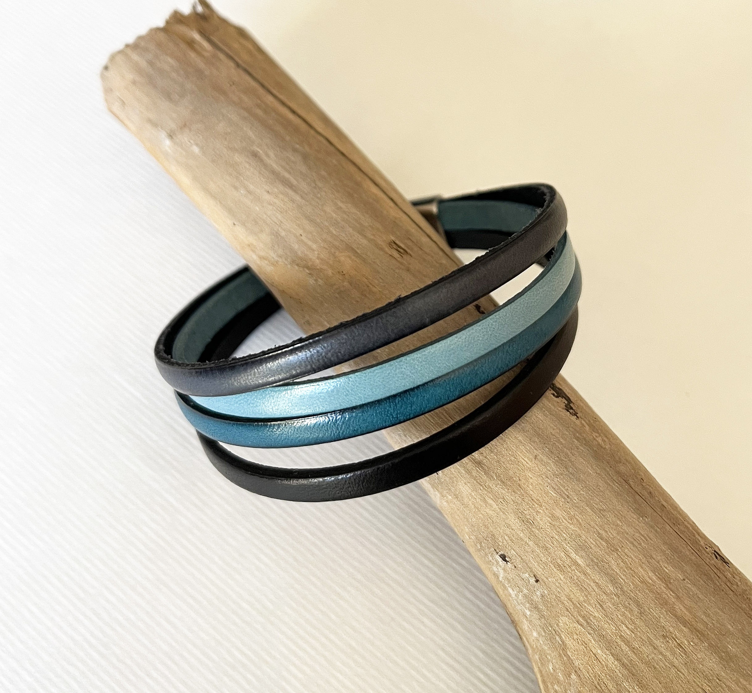 Bracelet manchette homme aux 4 cuirs bleu et gris fermoir avec extension