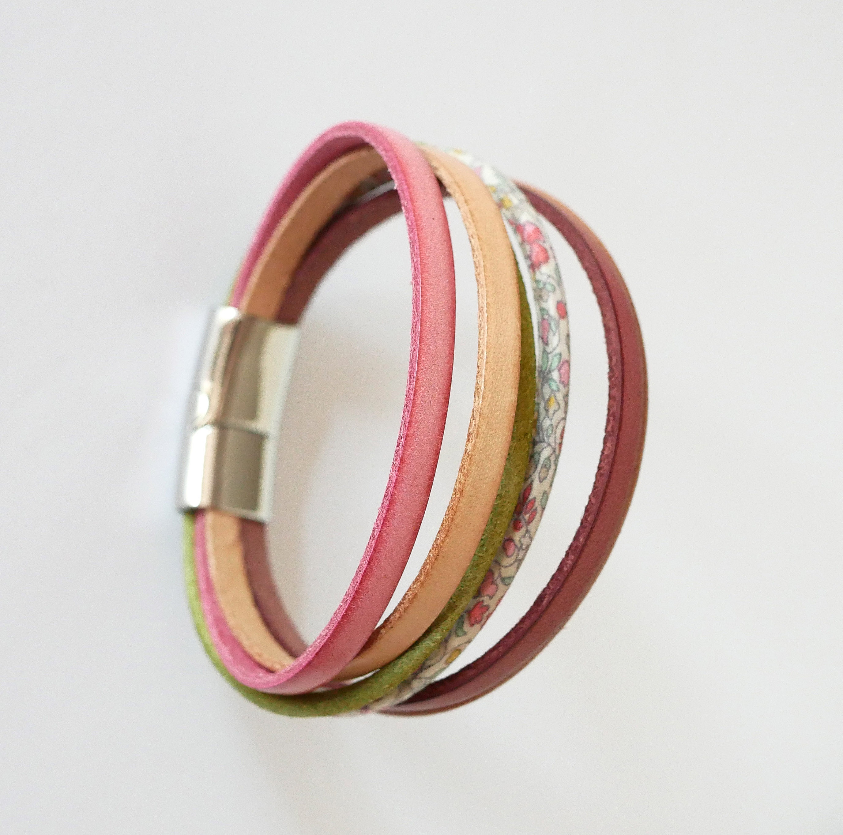 Manschettarmband i pastellf&auml;rgat l&auml;der och blommigt Liberty-sn&ouml;re