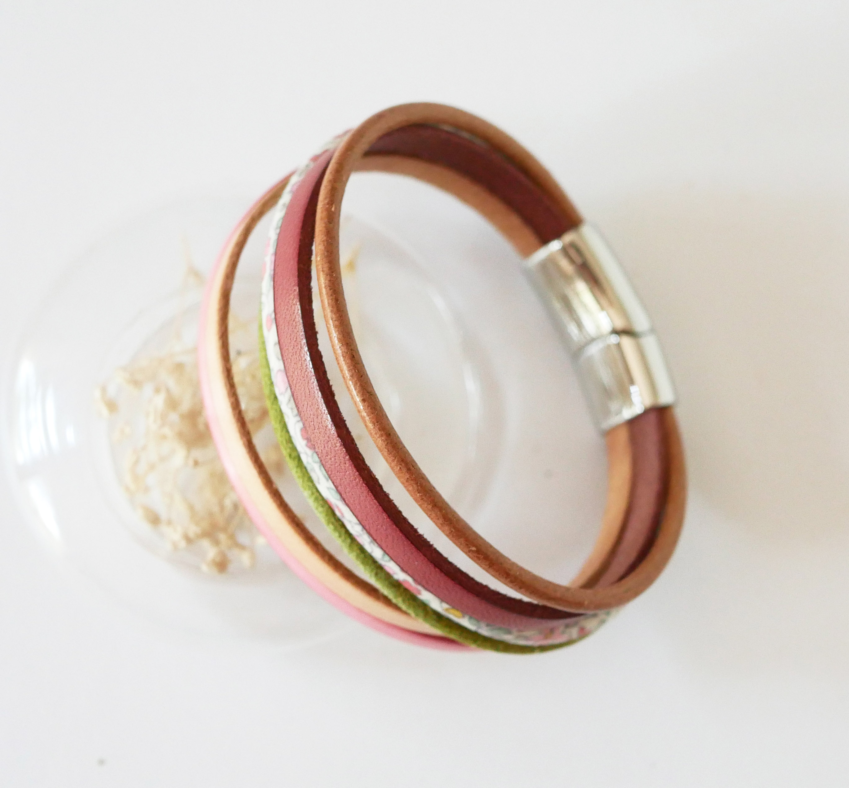 Manschettarmband i pastellfärgat läder och blommigt Liberty-snöre