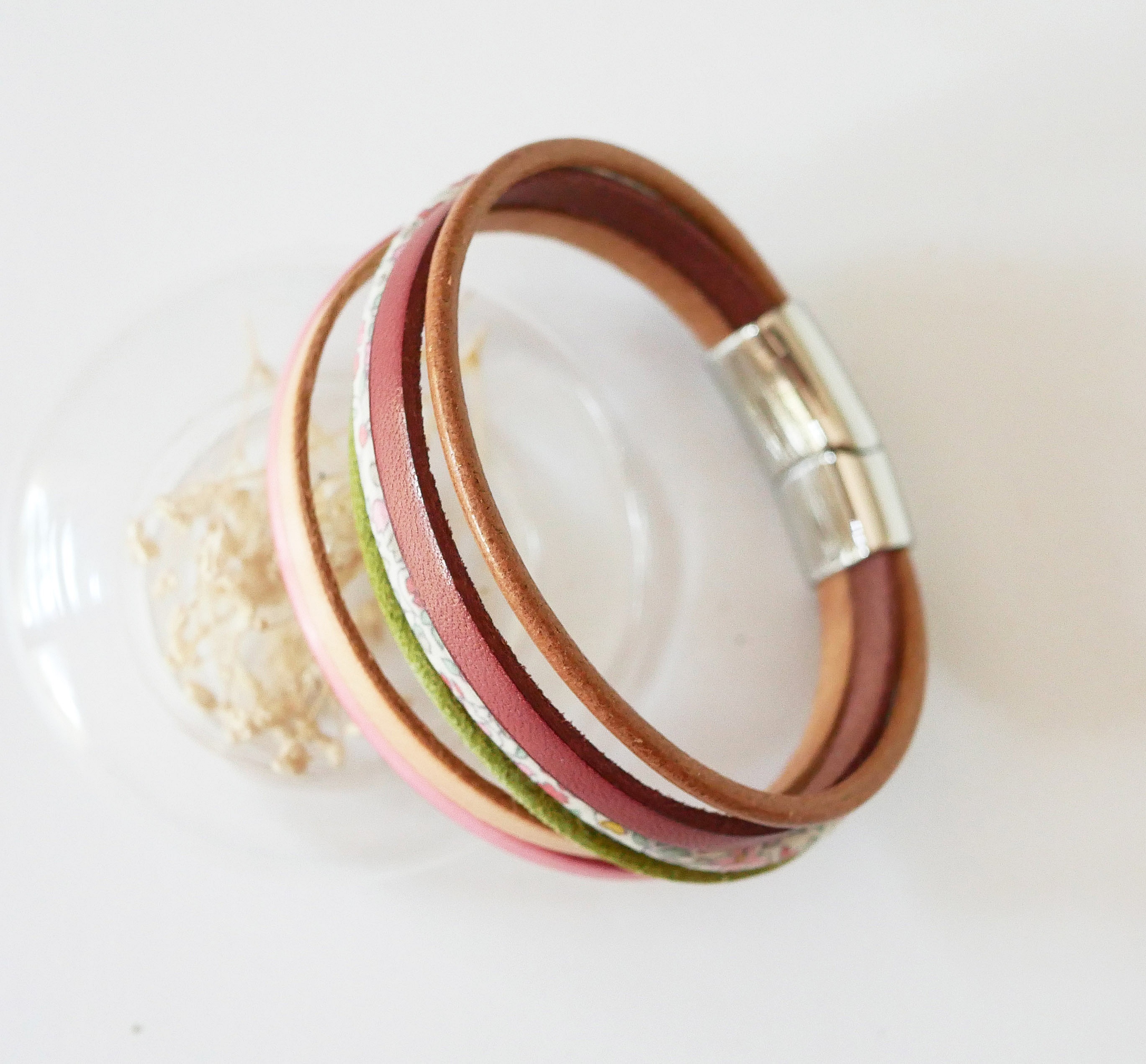 Manschettarmband i pastellf&auml;rgat l&auml;der och blommigt Liberty-sn&ouml;re