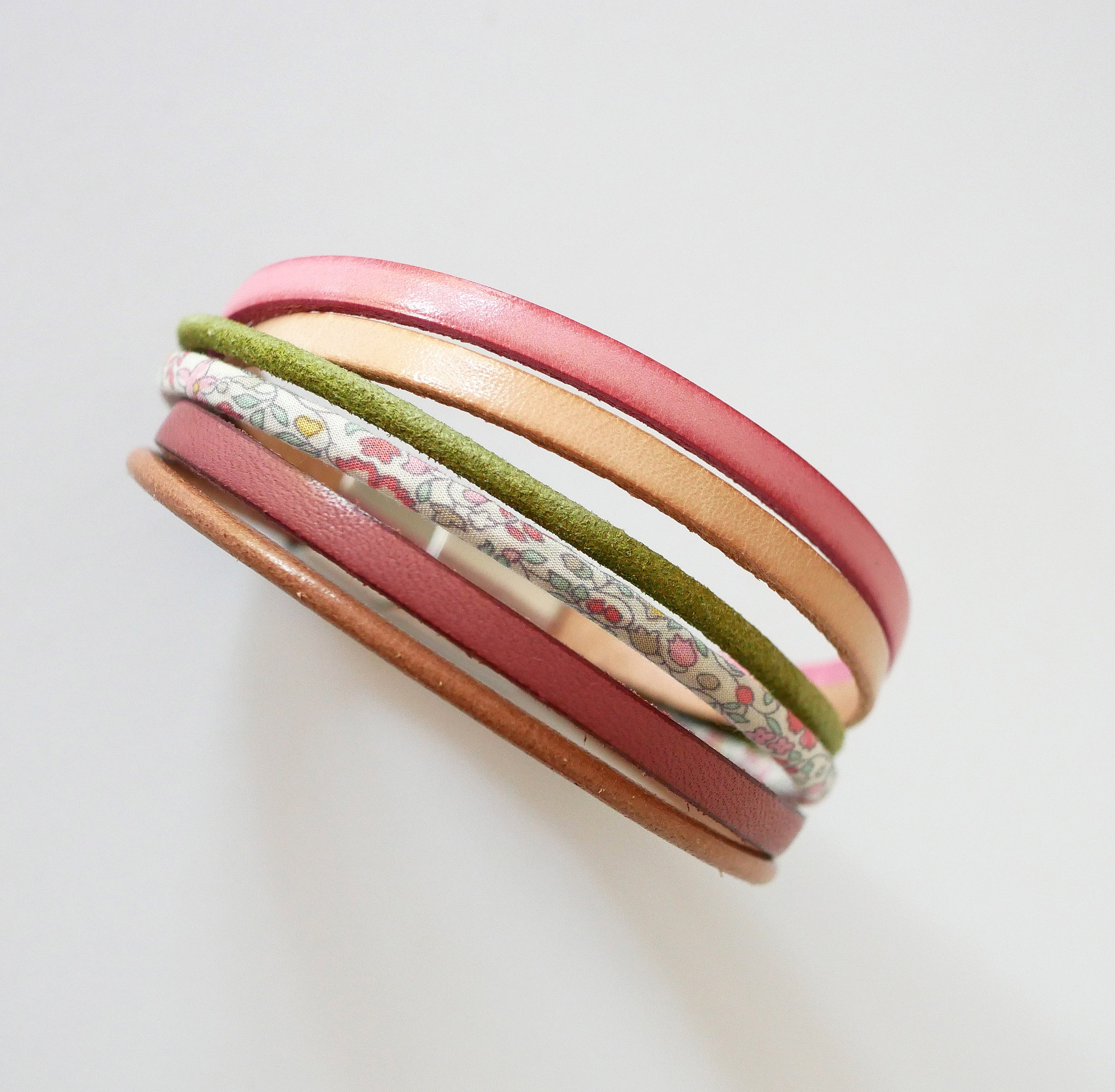 Manschettarmband i pastellf&auml;rgat l&auml;der och blommigt Liberty-sn&ouml;re