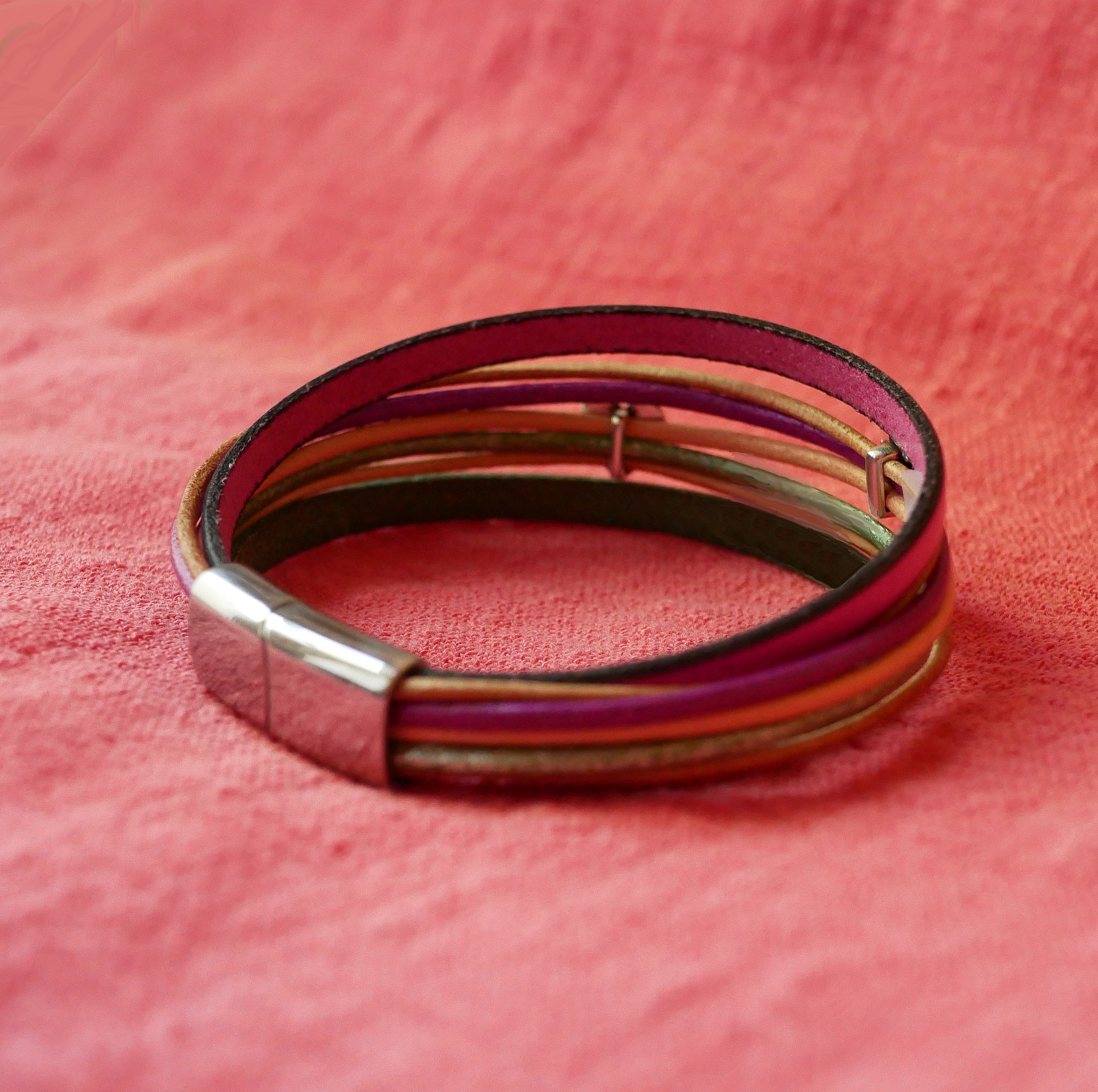 Manschettarmband i fuchsial&auml;der med 2 silverf&auml;rgade &ouml;glor