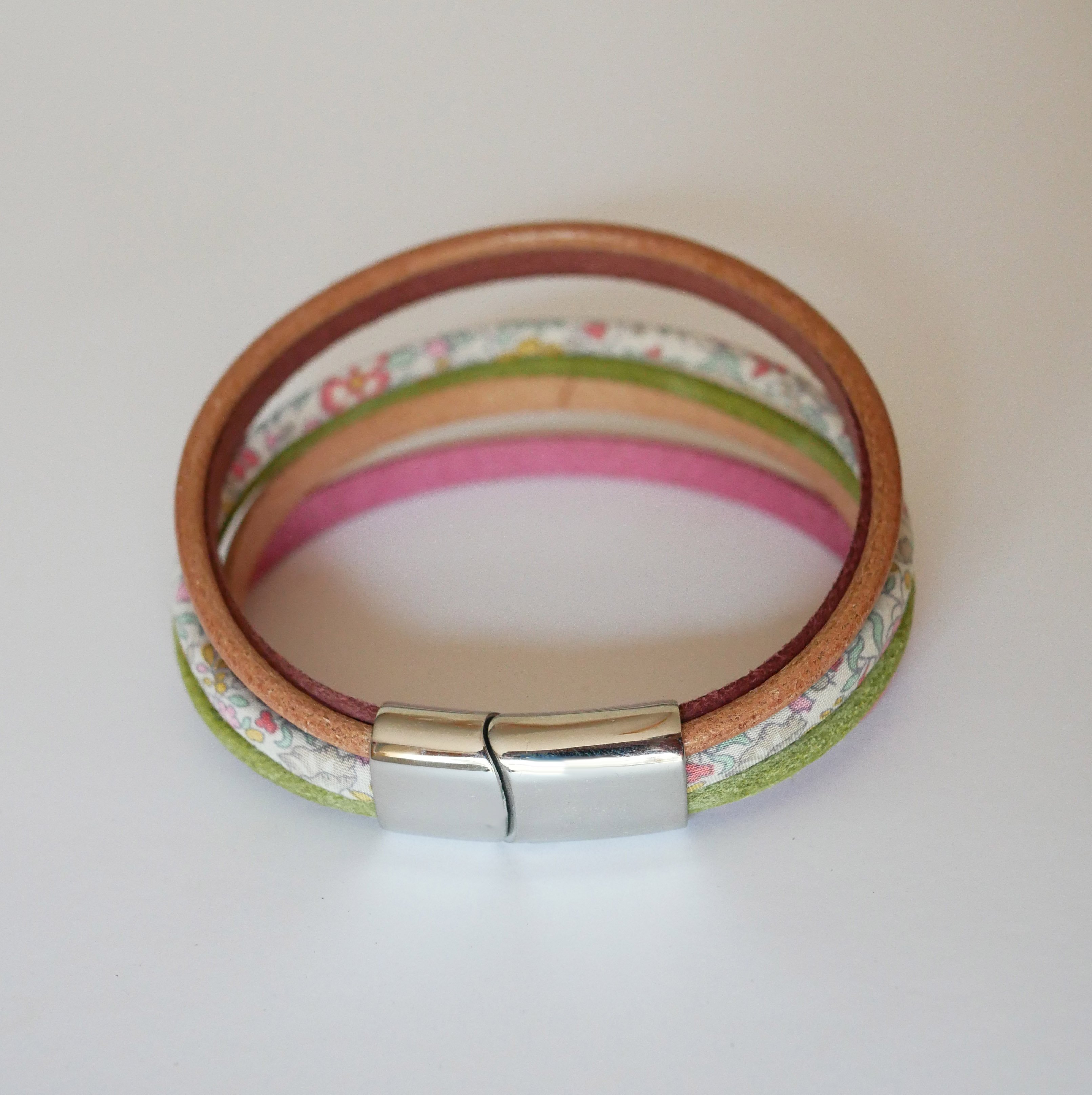 Manschettarmband i pastellfärgat läder och blommigt Liberty-snöre