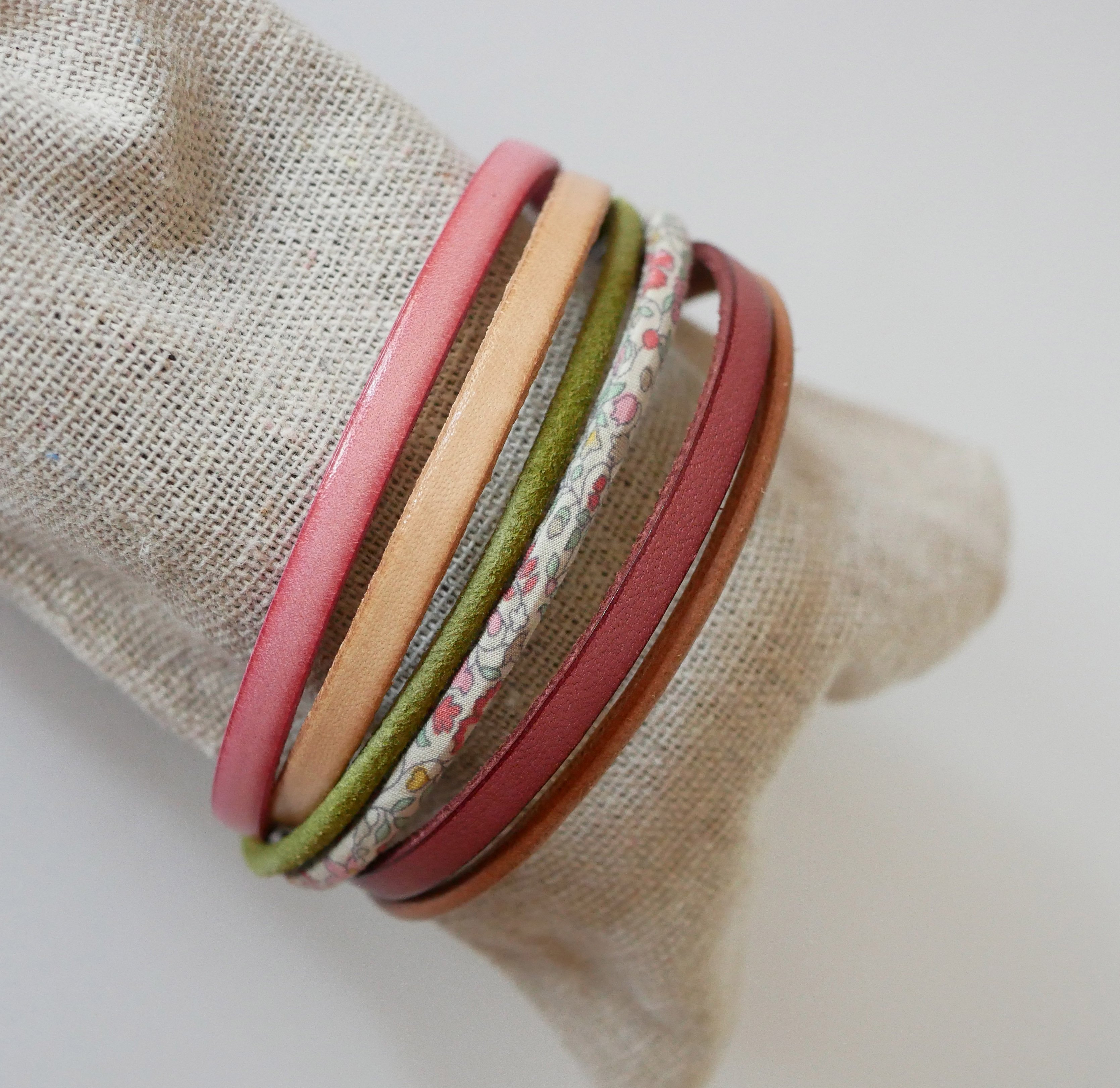Manschettarmband i pastellfärgat läder och blommigt Liberty-snöre