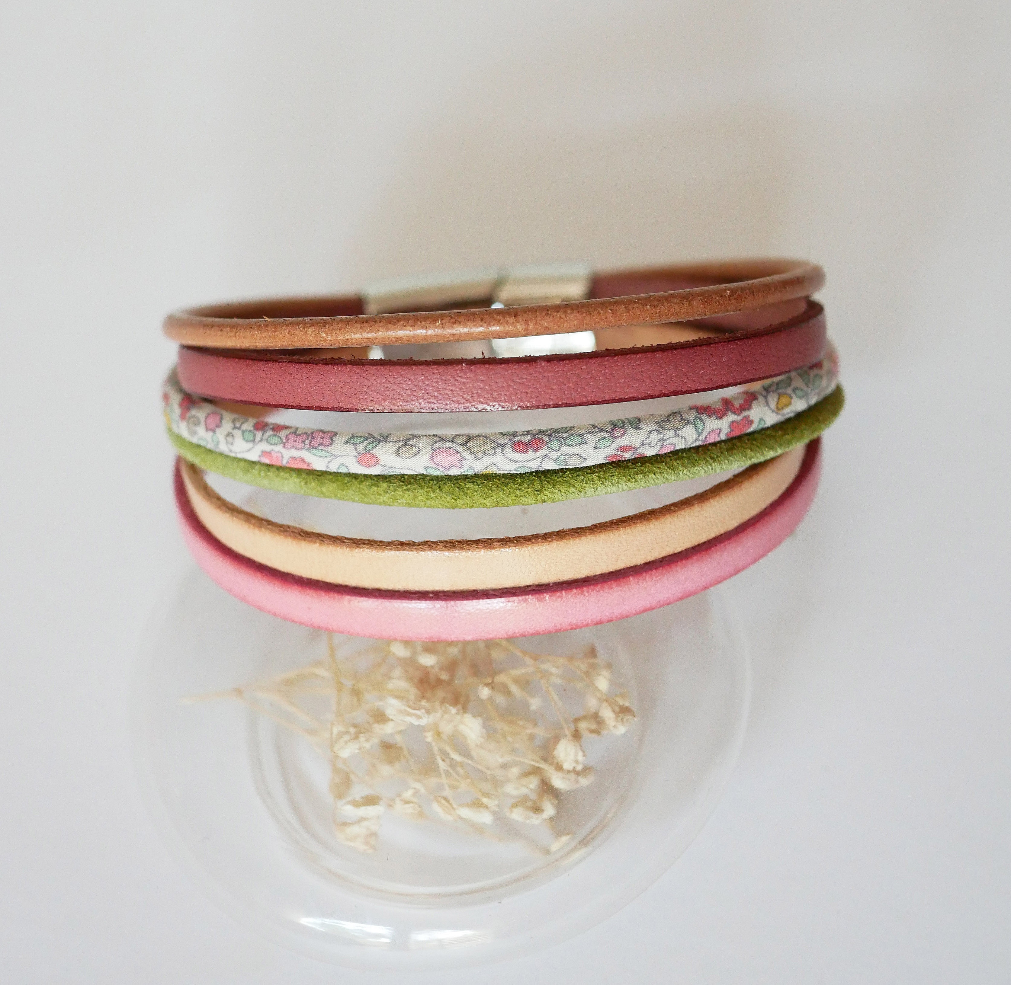 Manschettarmband i pastellf&auml;rgat l&auml;der och blommigt Liberty-sn&ouml;re