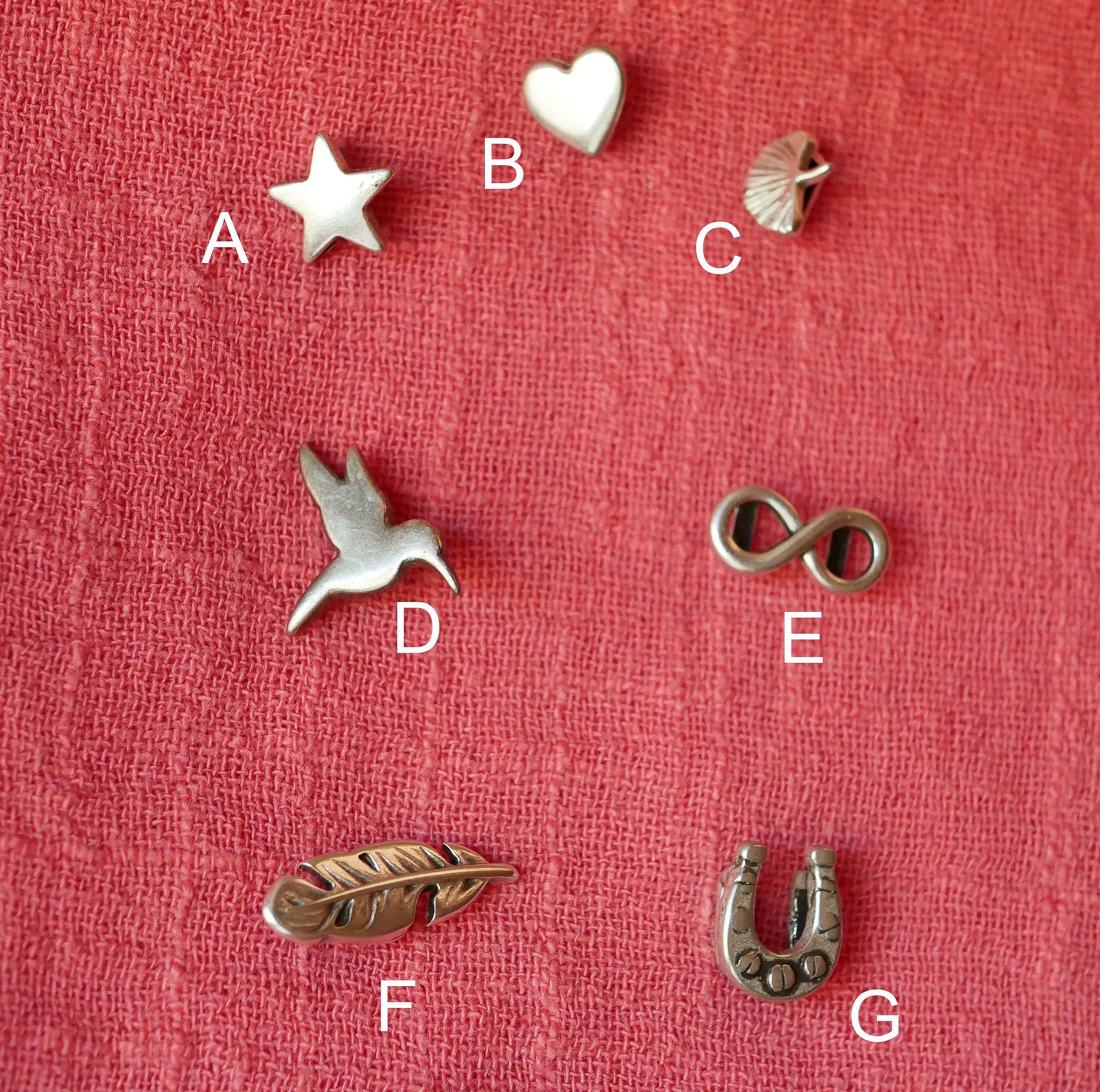 Manschettarmband i fuchsial&auml;der med 2 silverf&auml;rgade &ouml;glor