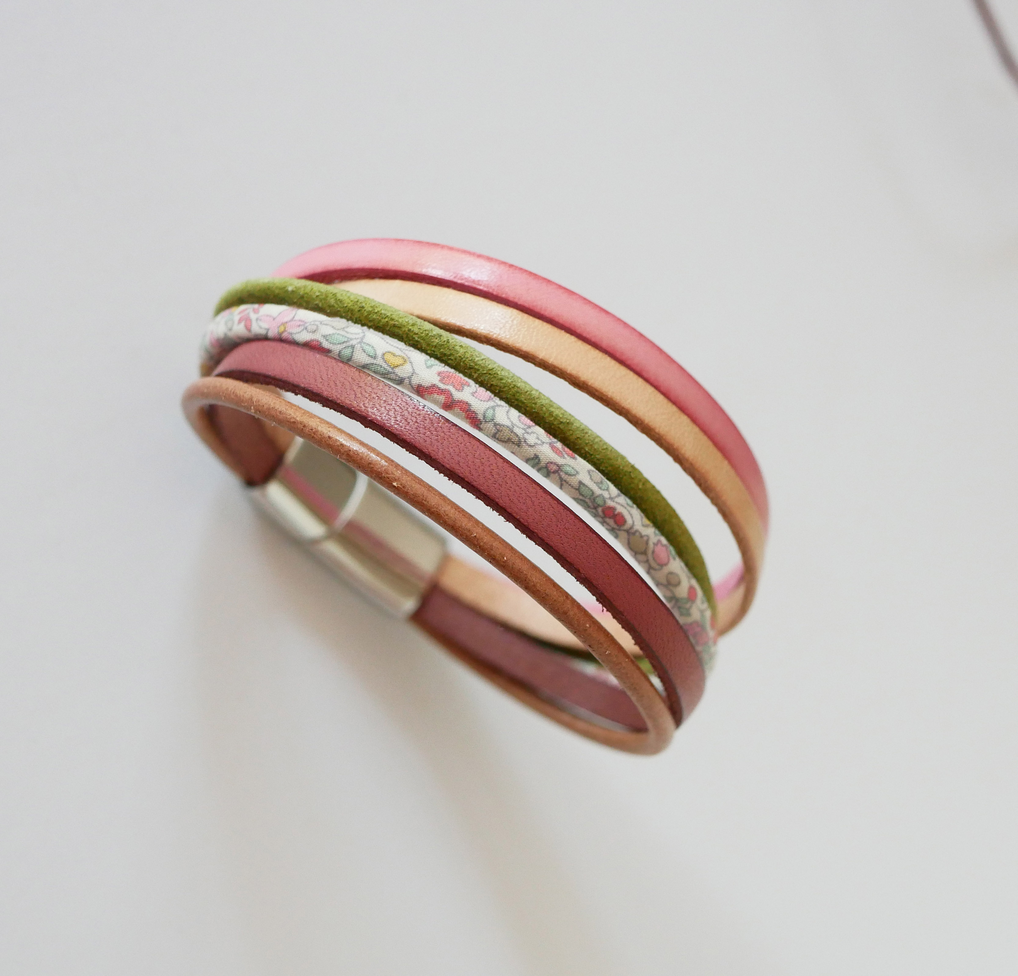 Manschettarmband i pastellfärgat läder och blommigt Liberty-snöre