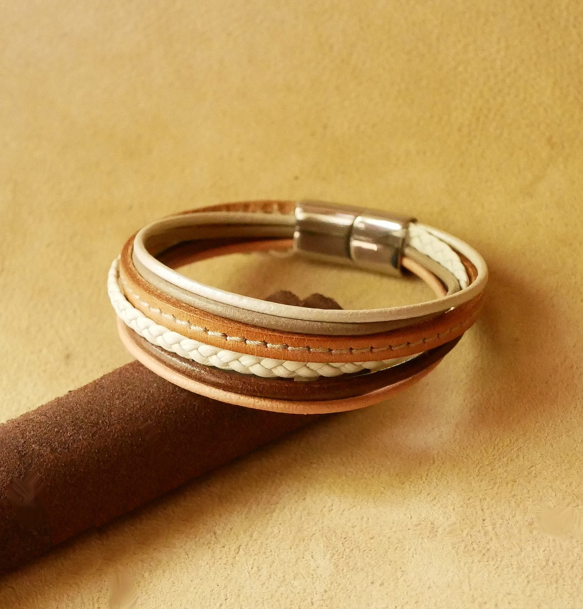 Manschettarmband i multil&auml;der f&ouml;r kvinnor i beige toner