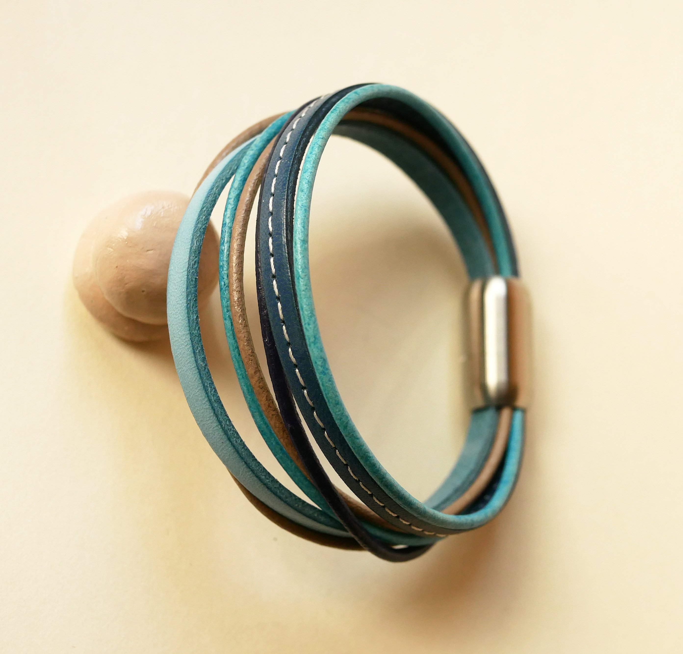 Manschettarmband i multiläder för kvinnor i blå toner