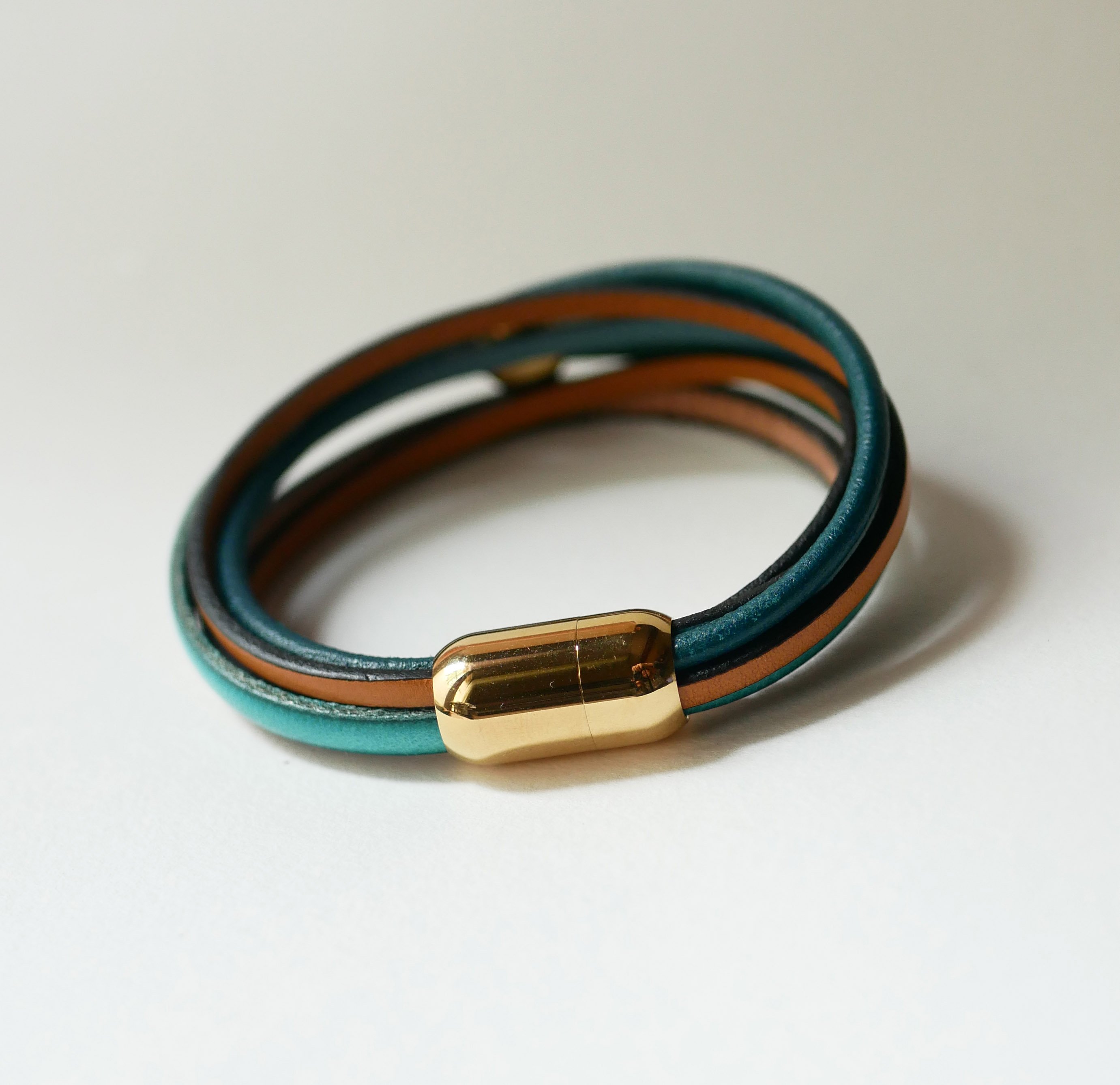 Manschettarmband i blått och guld med flera läderdetaljer för kvinnor