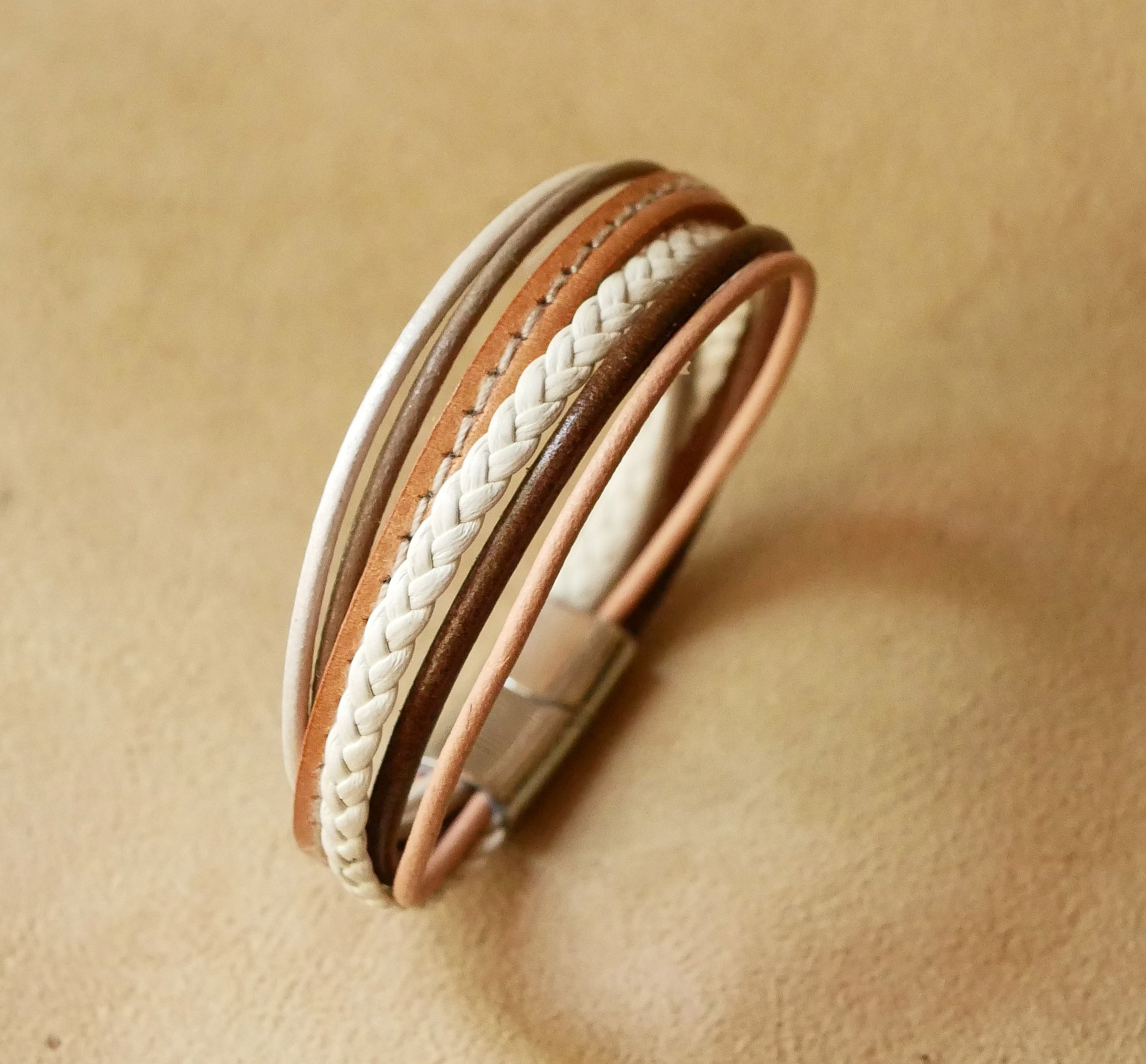 Manschettarmband i multil&auml;der f&ouml;r kvinnor i beige toner