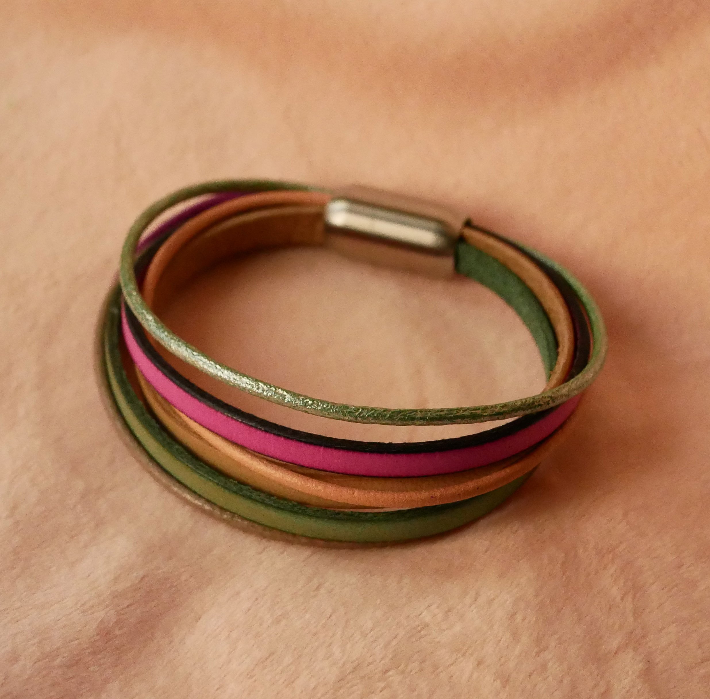 Manschettarmband för kvinnor i flera läderfärger i vårtoner