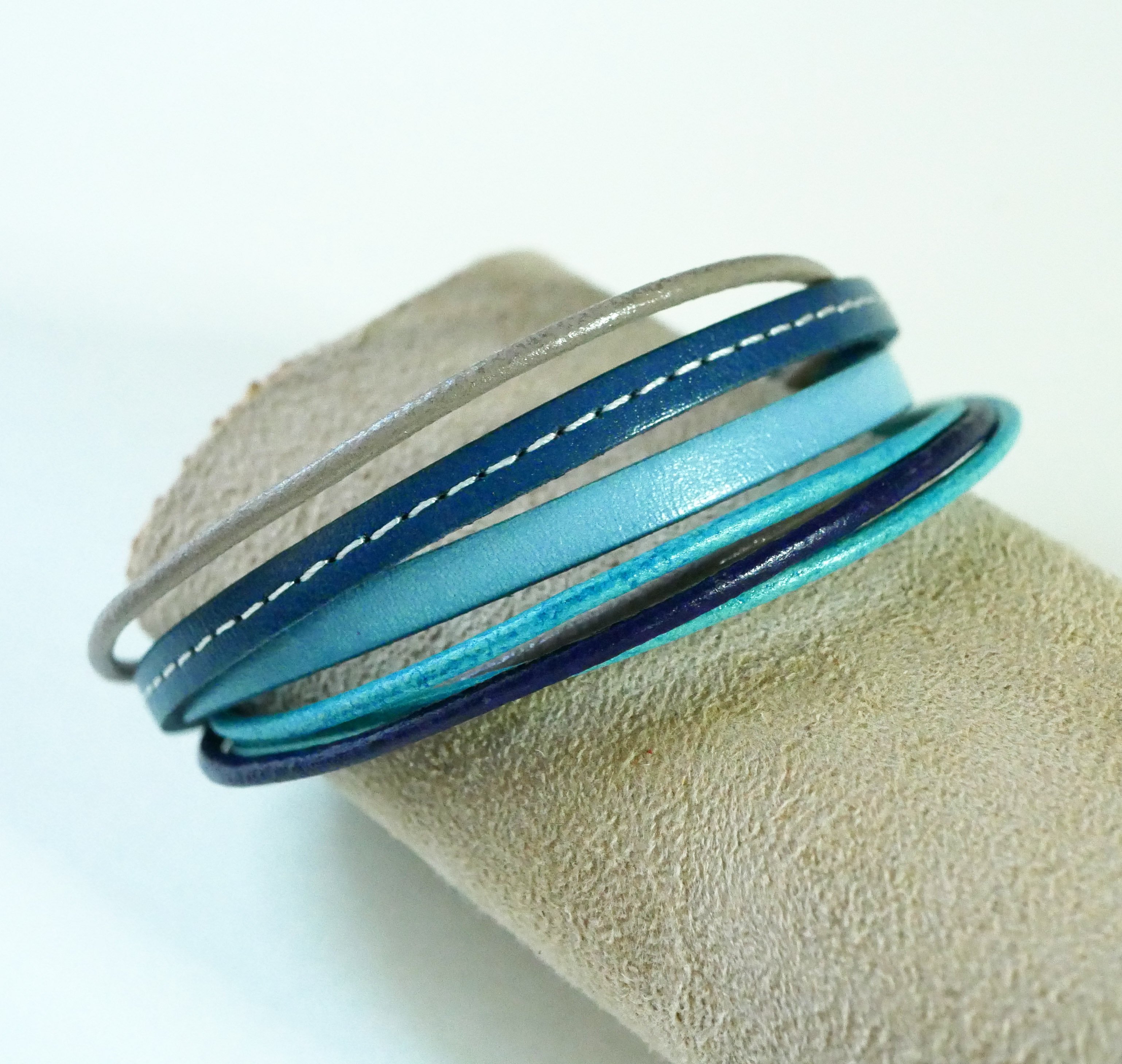 Manschettarmband i multiläder för kvinnor i blå toner