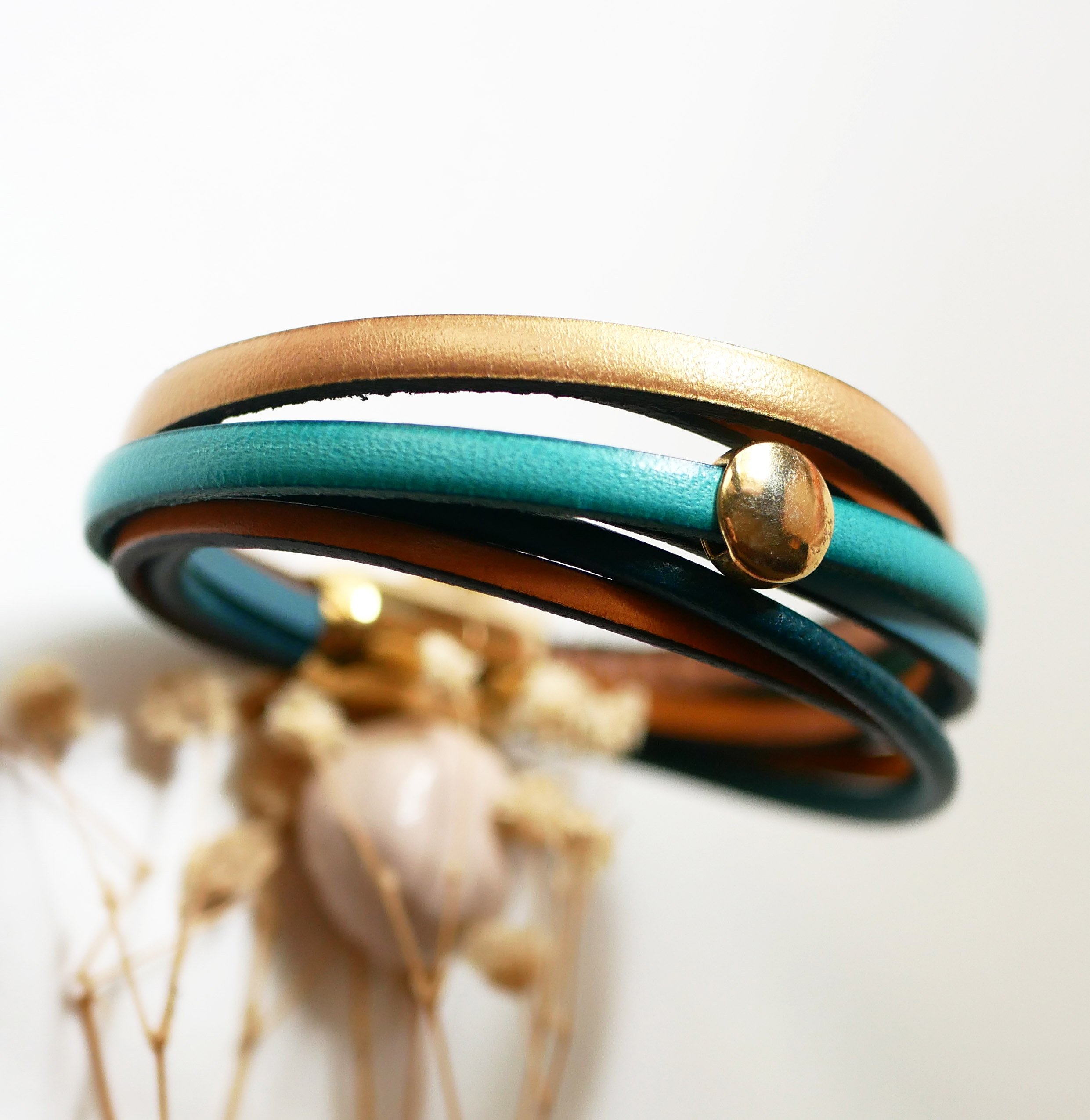 Manschettarmband i blått och guld med flera läderdetaljer för kvinnor