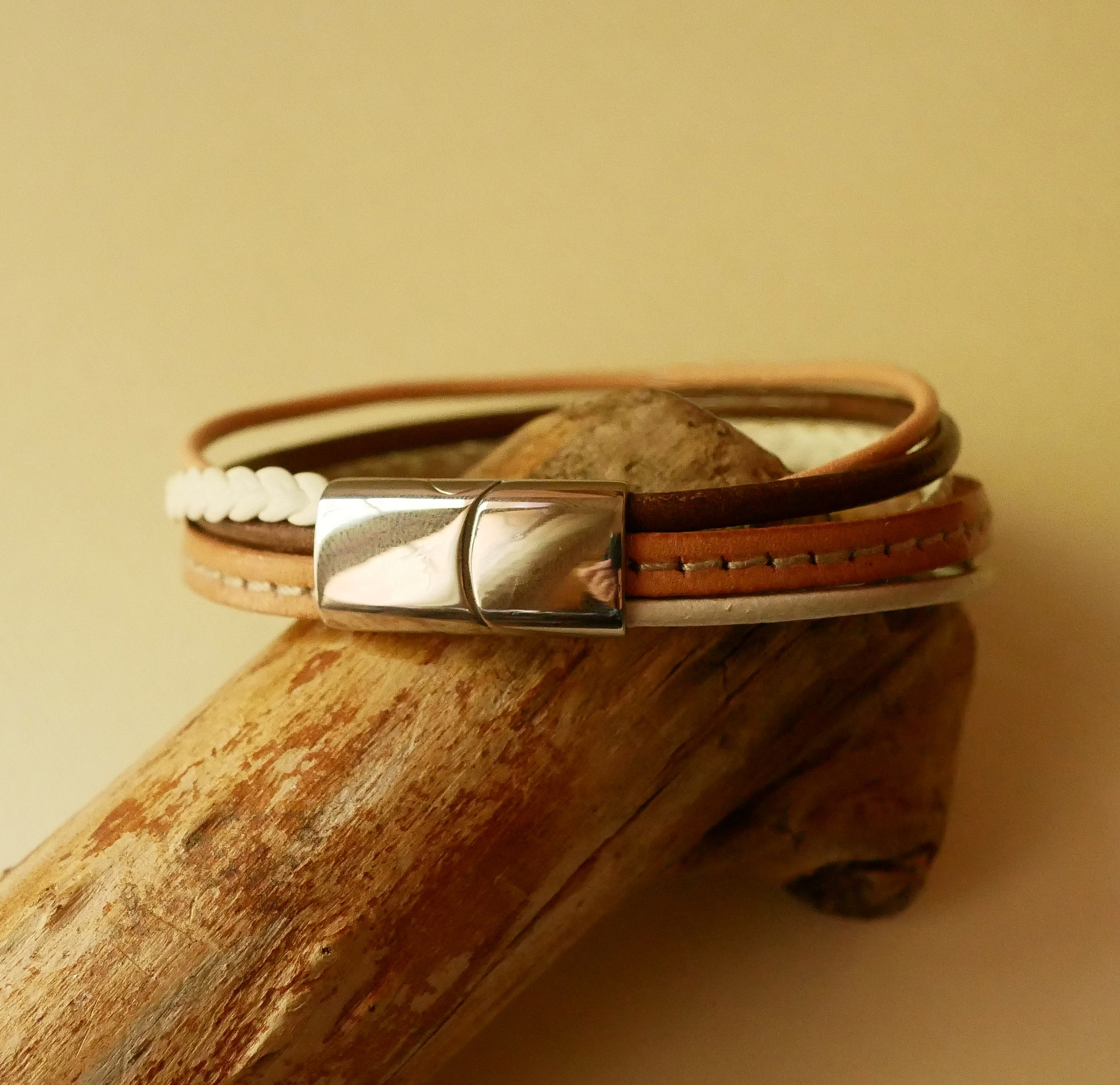 Manschettarmband i multil&auml;der f&ouml;r kvinnor i beige toner