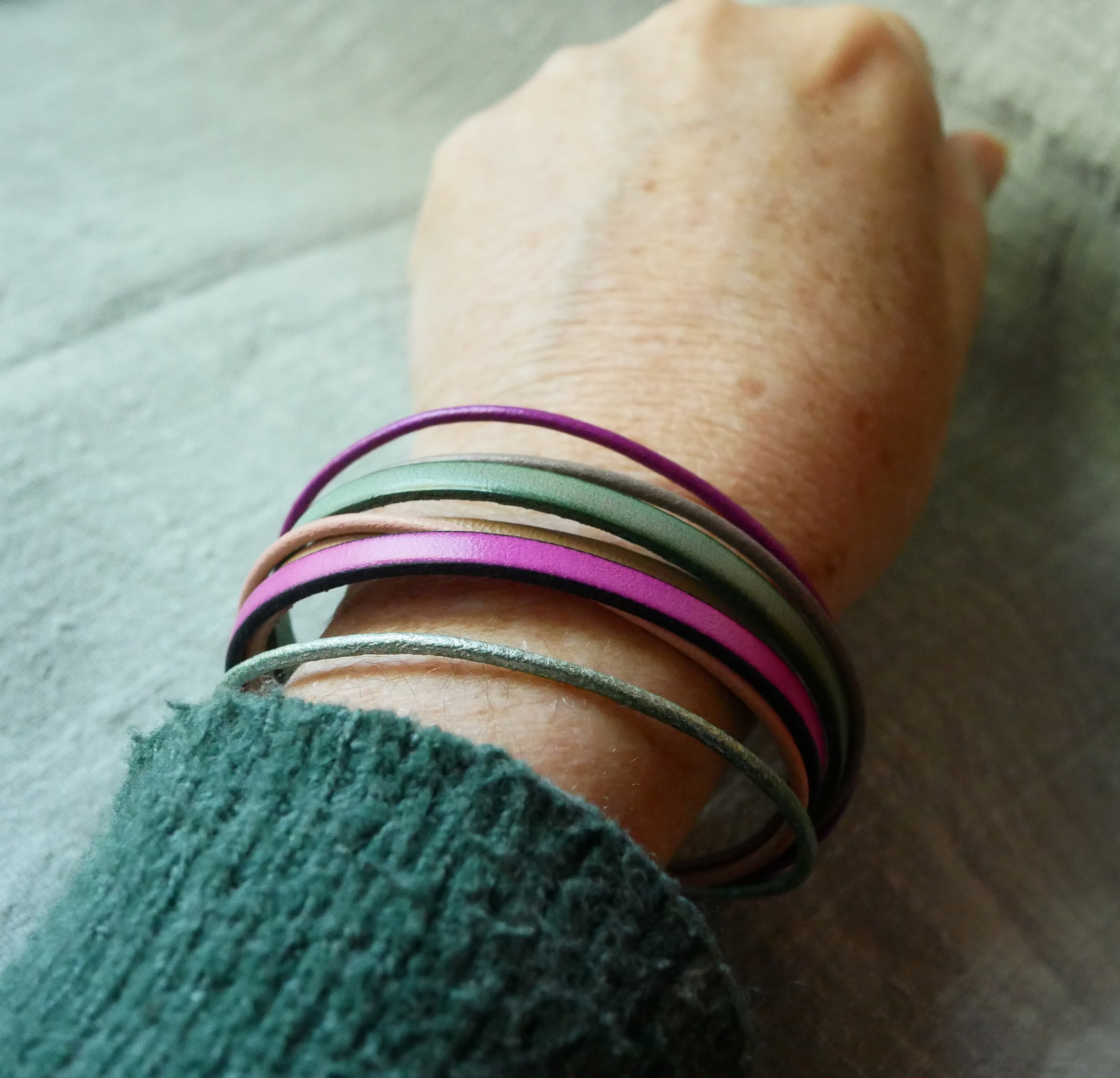 Manschettarmband för kvinnor i flera läderfärger i vårtoner
