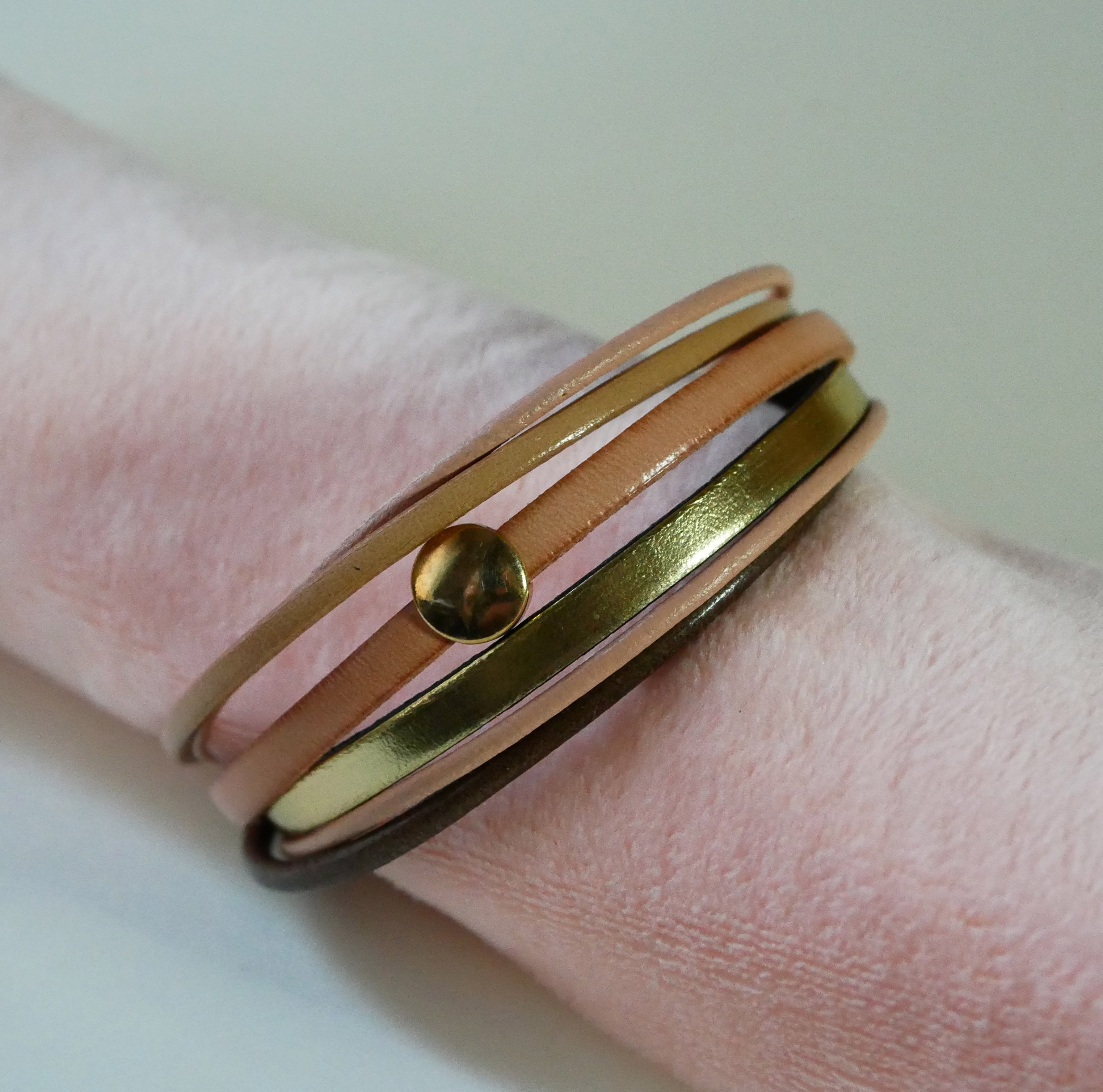 Manschettarmband i persika och guld med flera läderdetaljer för kvinnor
