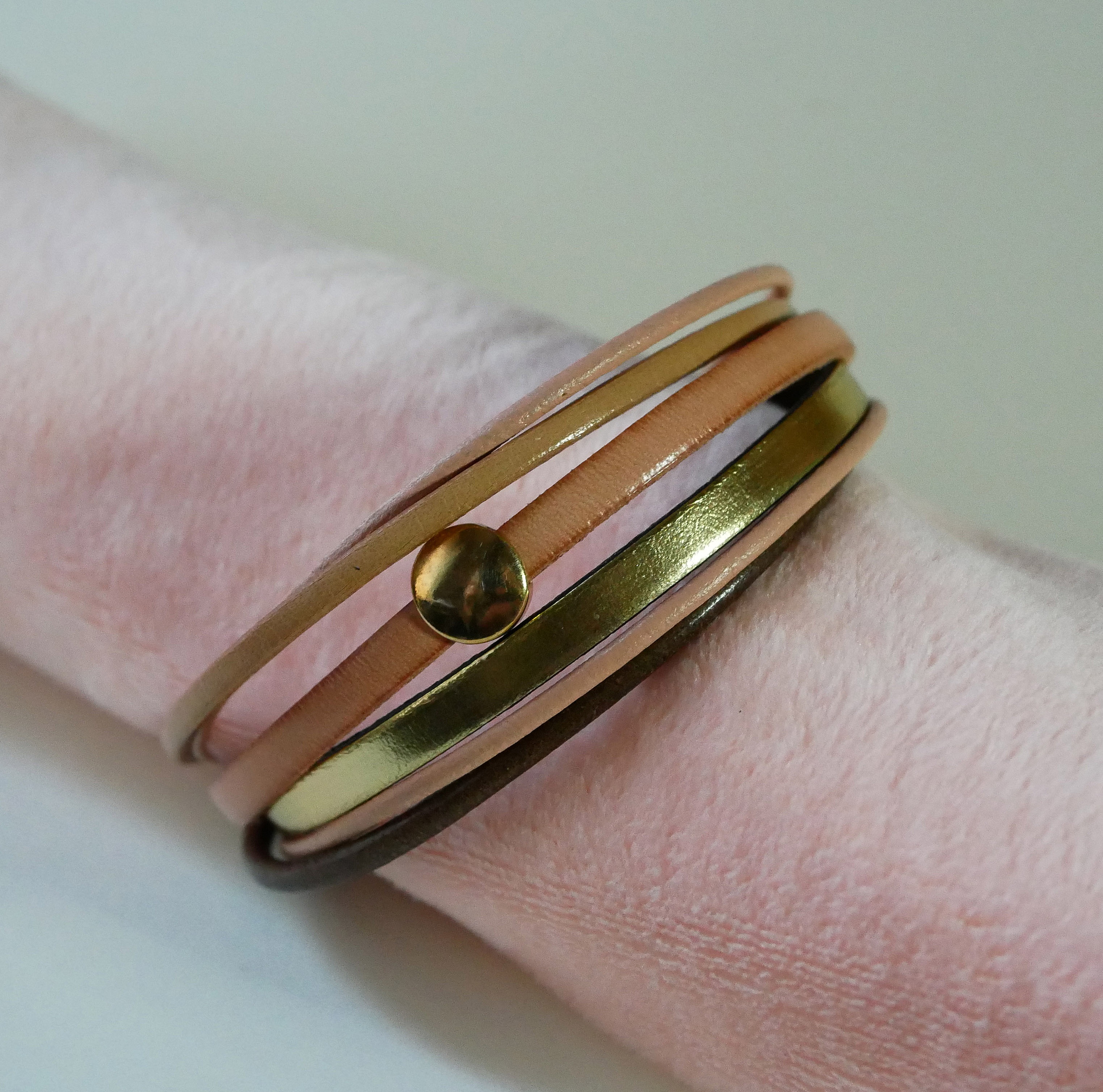 Manschettarmband i persika och guld med flera l&auml;derdetaljer f&ouml;r kvinnor