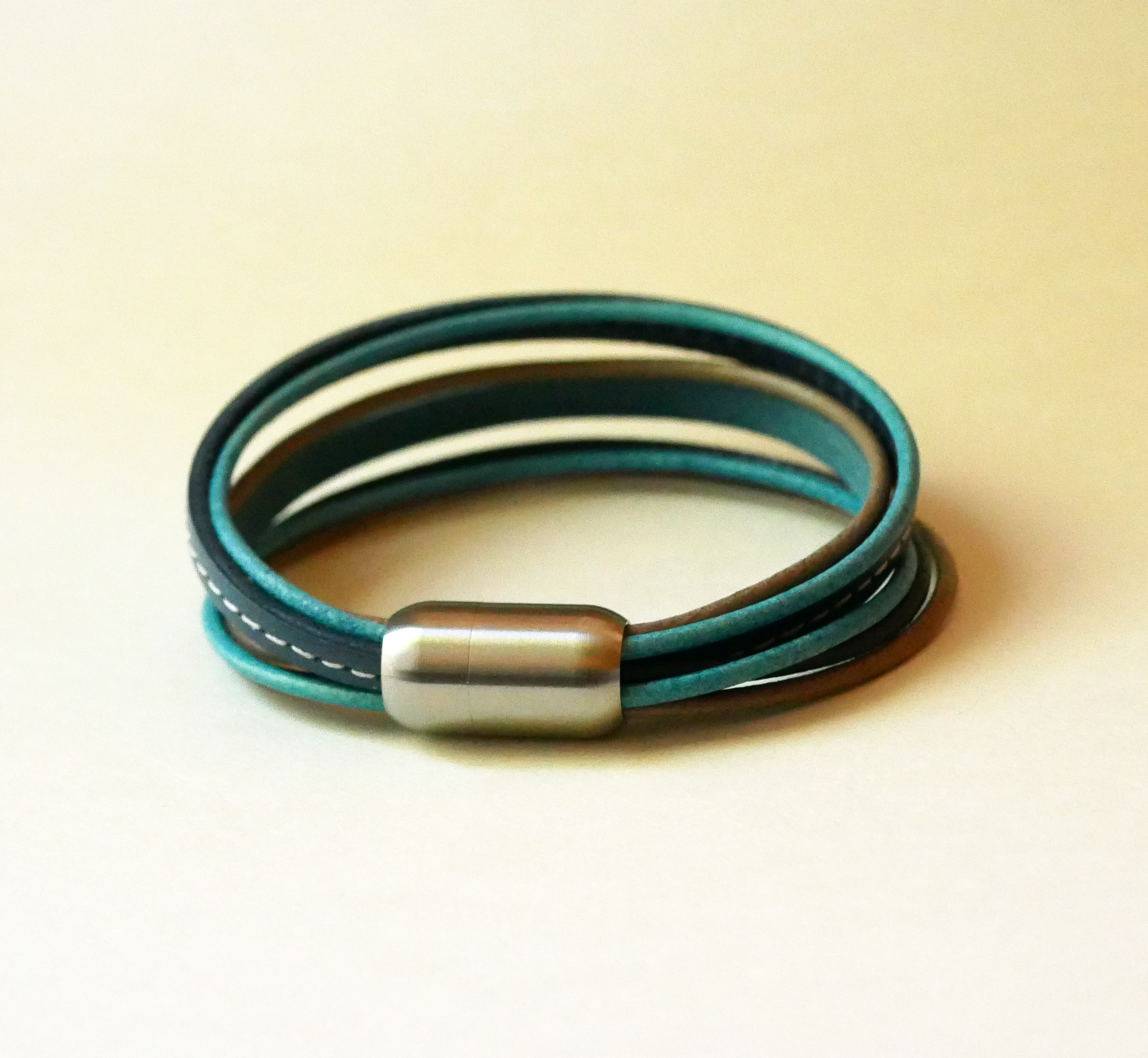Manschettarmband i multiläder för kvinnor i blå toner