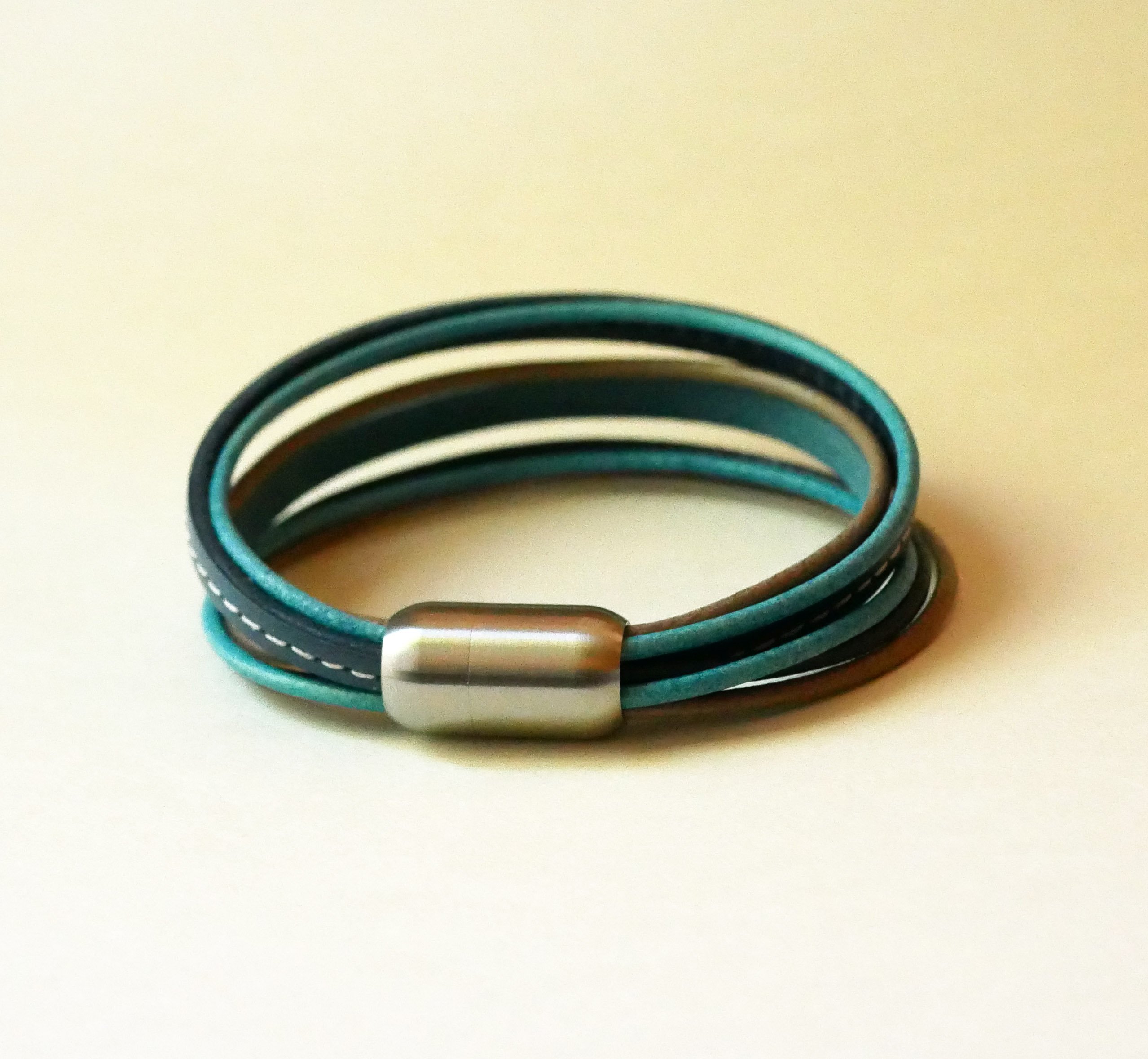Manschettarmband i multiläder för kvinnor i blå toner