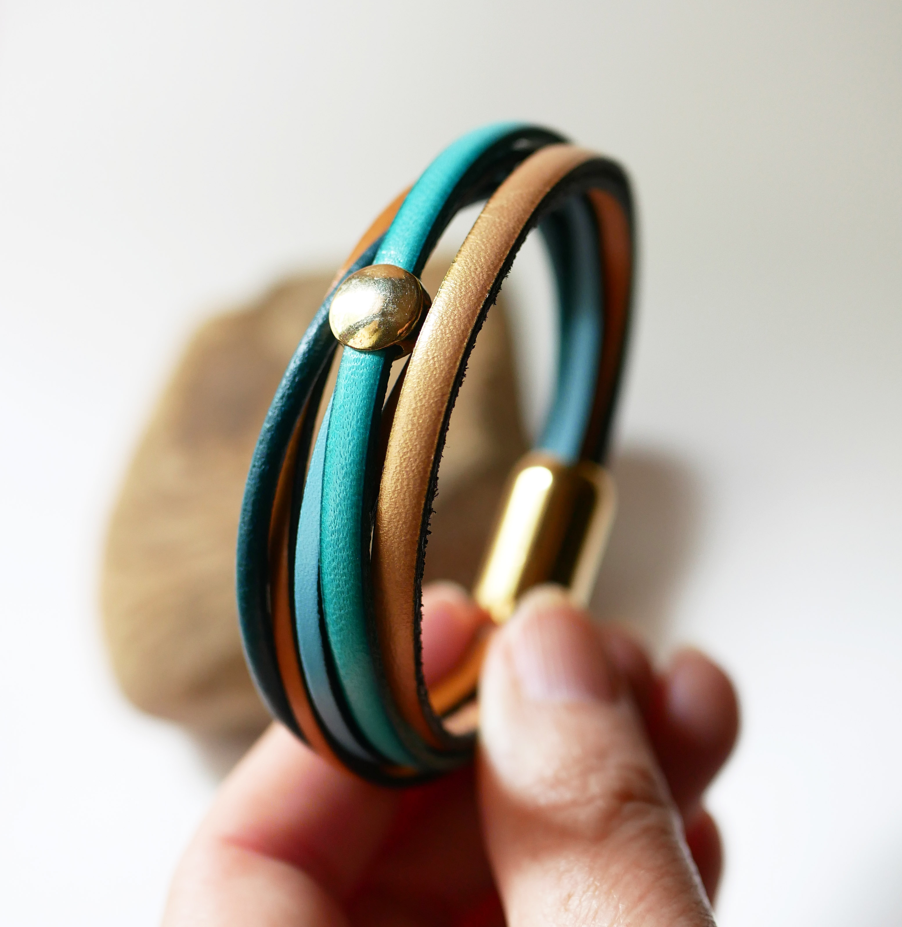 Manschettarmband i blått och guld med flera läderdetaljer för kvinnor