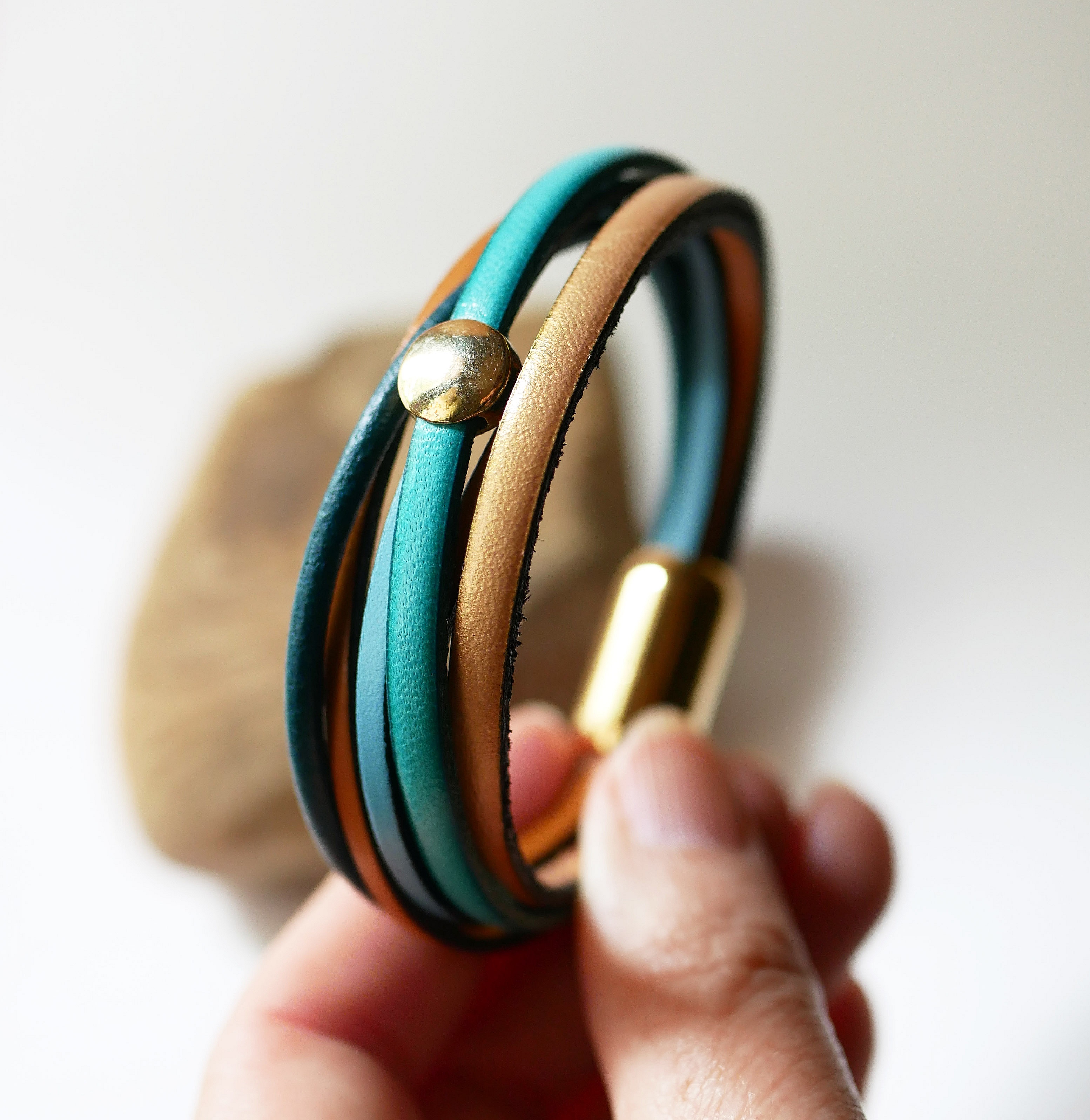 Manschettarmband i bl&aring;tt och guld med flera l&auml;derdetaljer f&ouml;r kvinnor