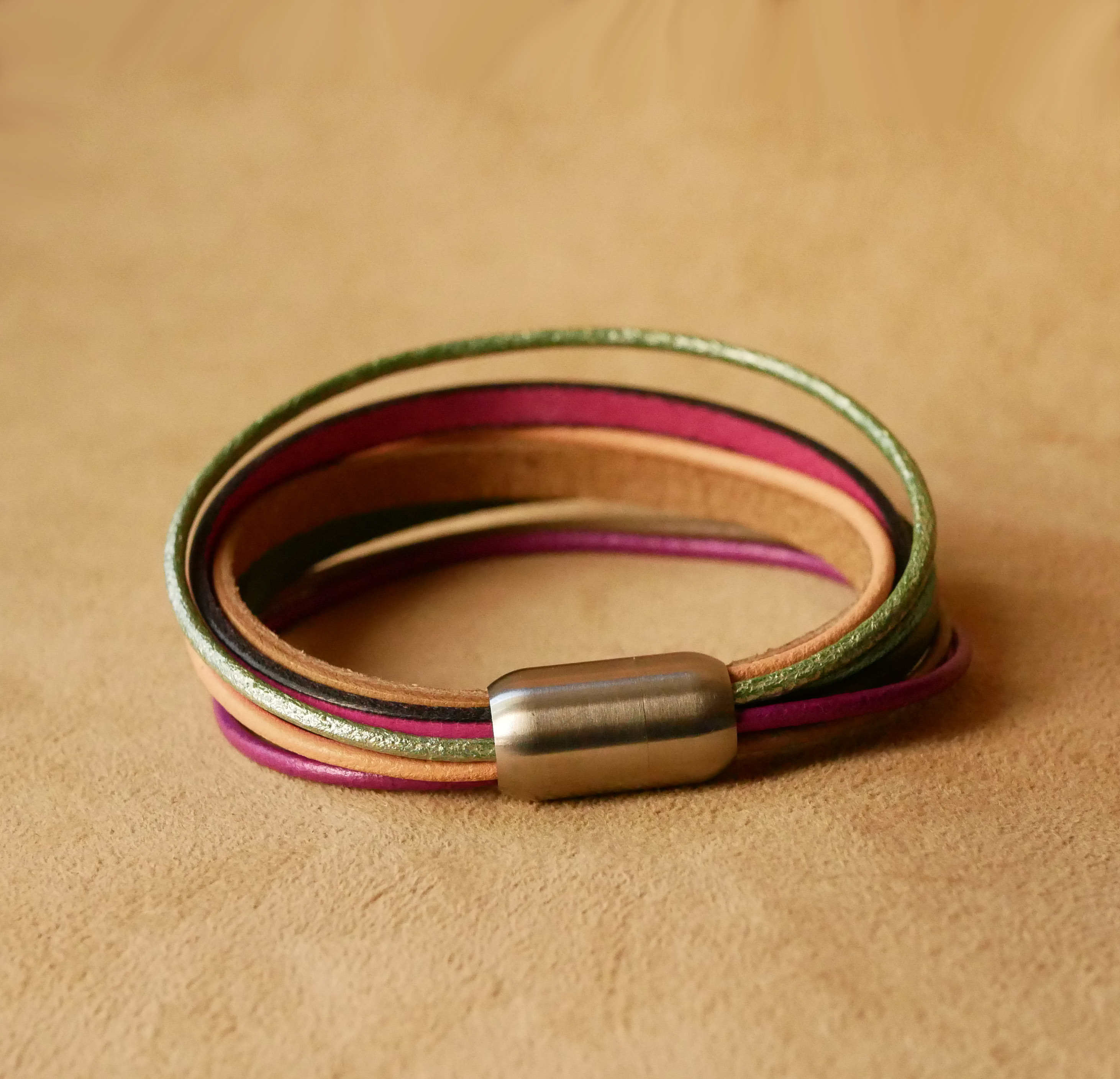 Manschettarmband för kvinnor i flera läderfärger i vårtoner