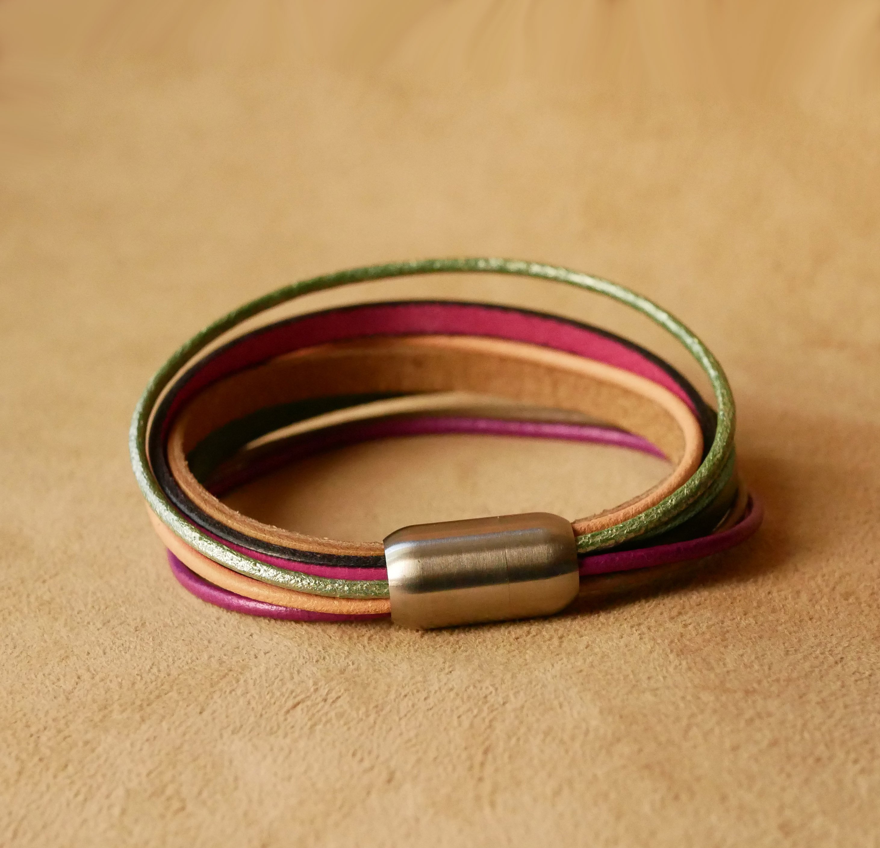 Manschettarmband för kvinnor i flera läderfärger i vårtoner