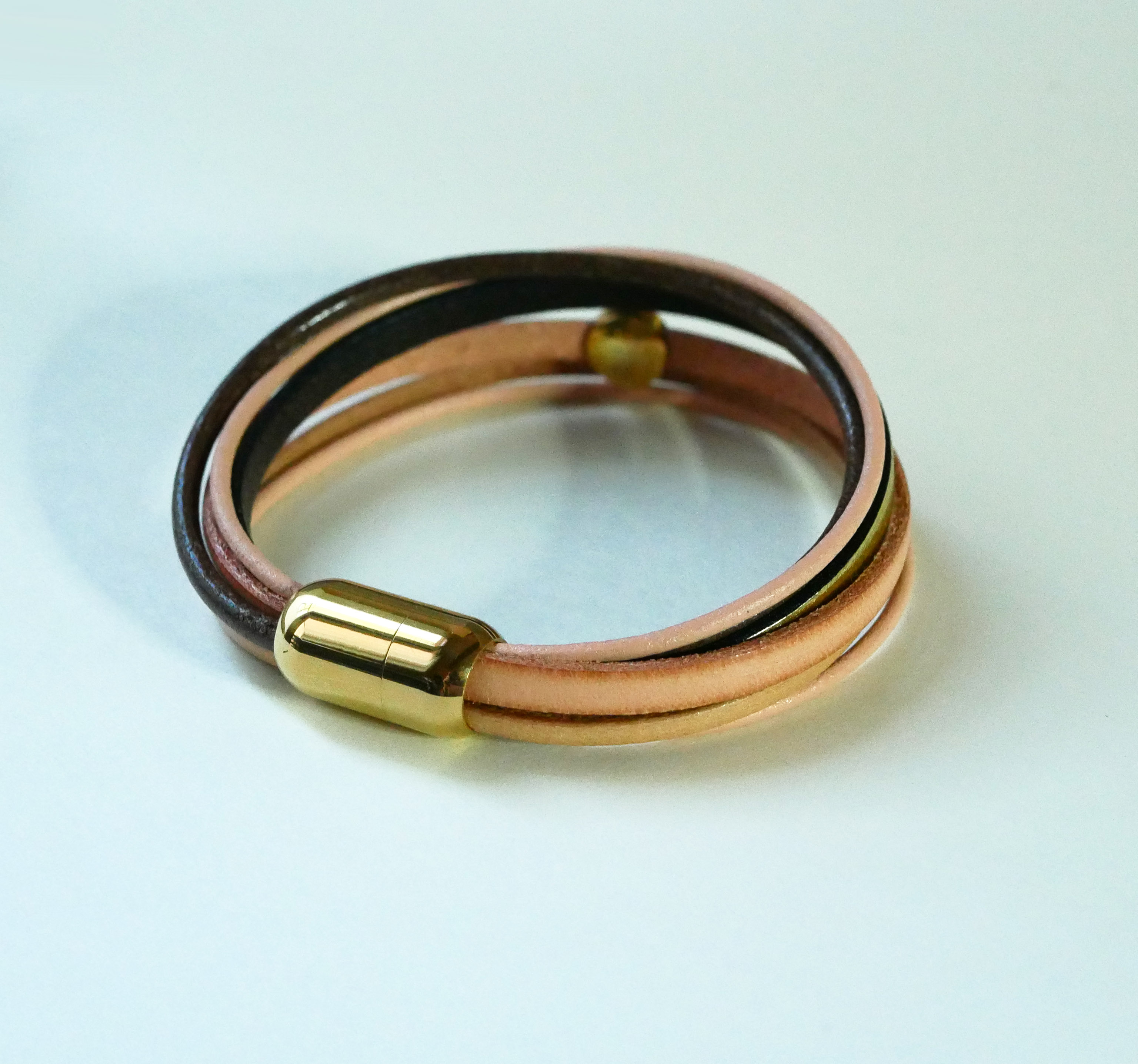 Manschettarmband i persika och guld med flera läderdetaljer för kvinnor