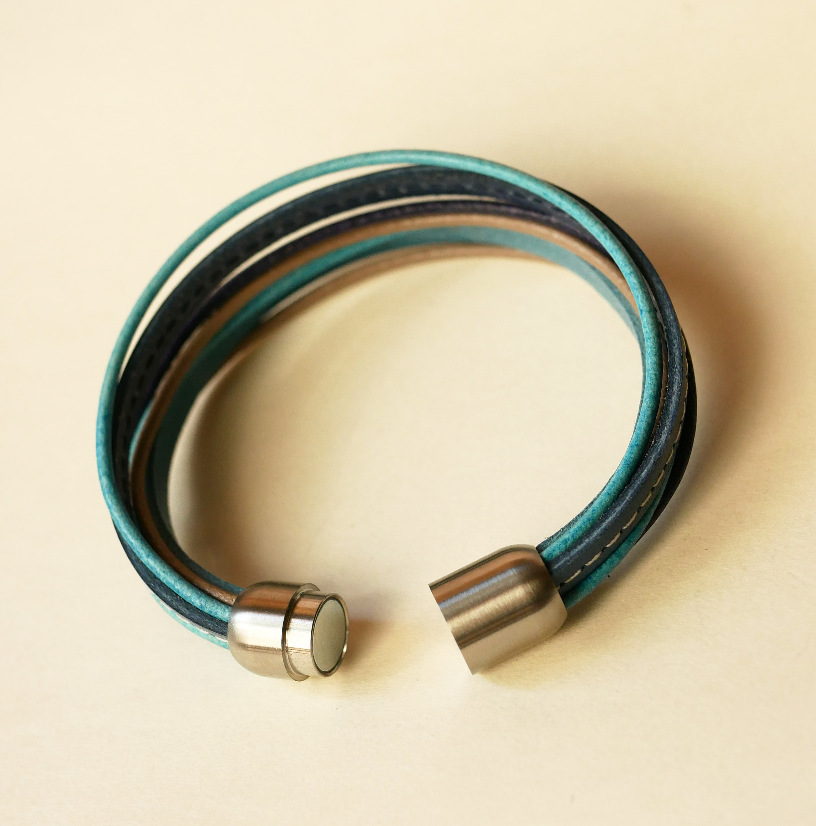 Manschettarmband i multiläder för kvinnor i blå toner