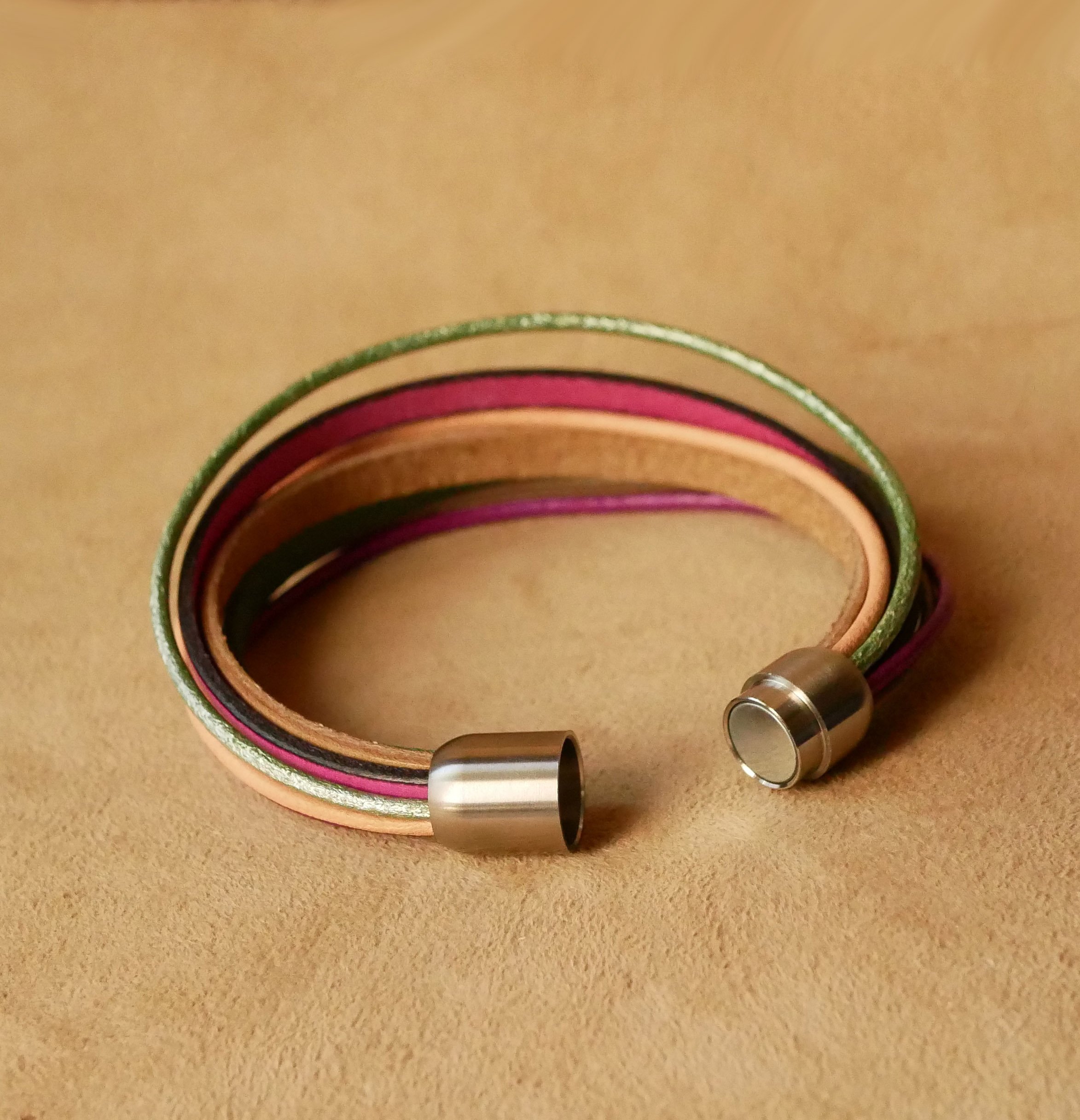 Manschettarmband för kvinnor i flera läderfärger i vårtoner