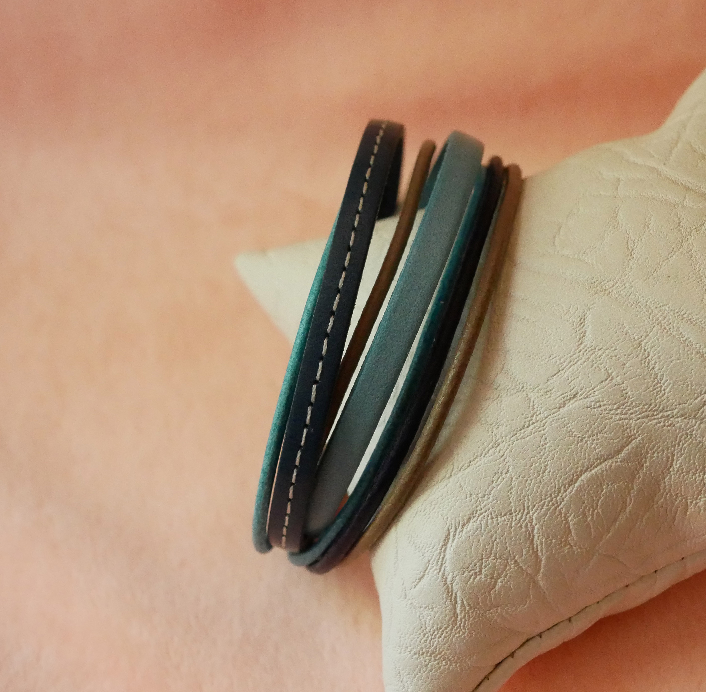 Manschettarmband i multiläder för kvinnor i blå toner