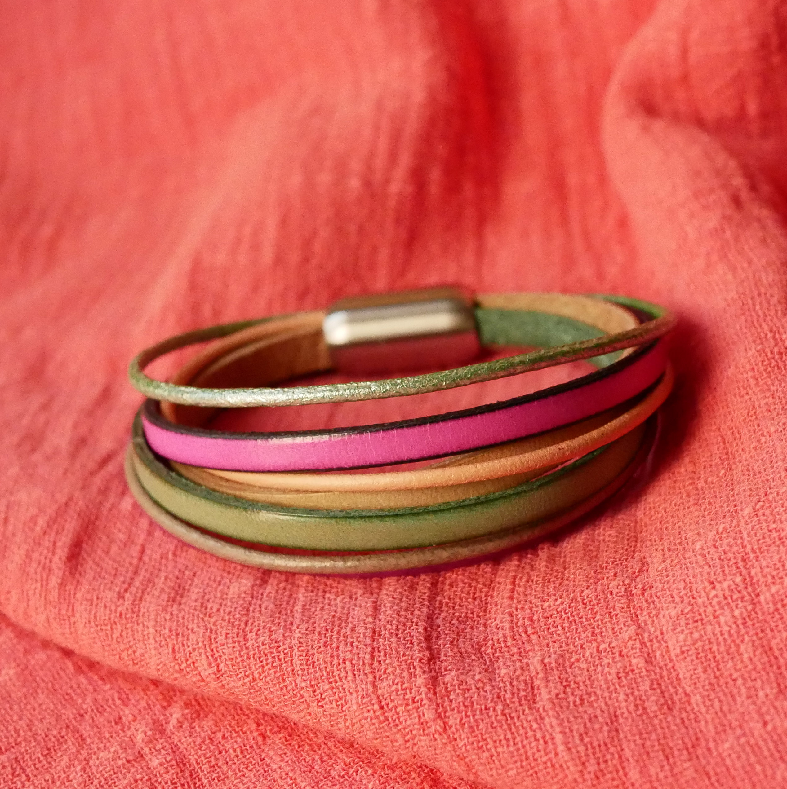 Manschettarmband för kvinnor i flera läderfärger i vårtoner