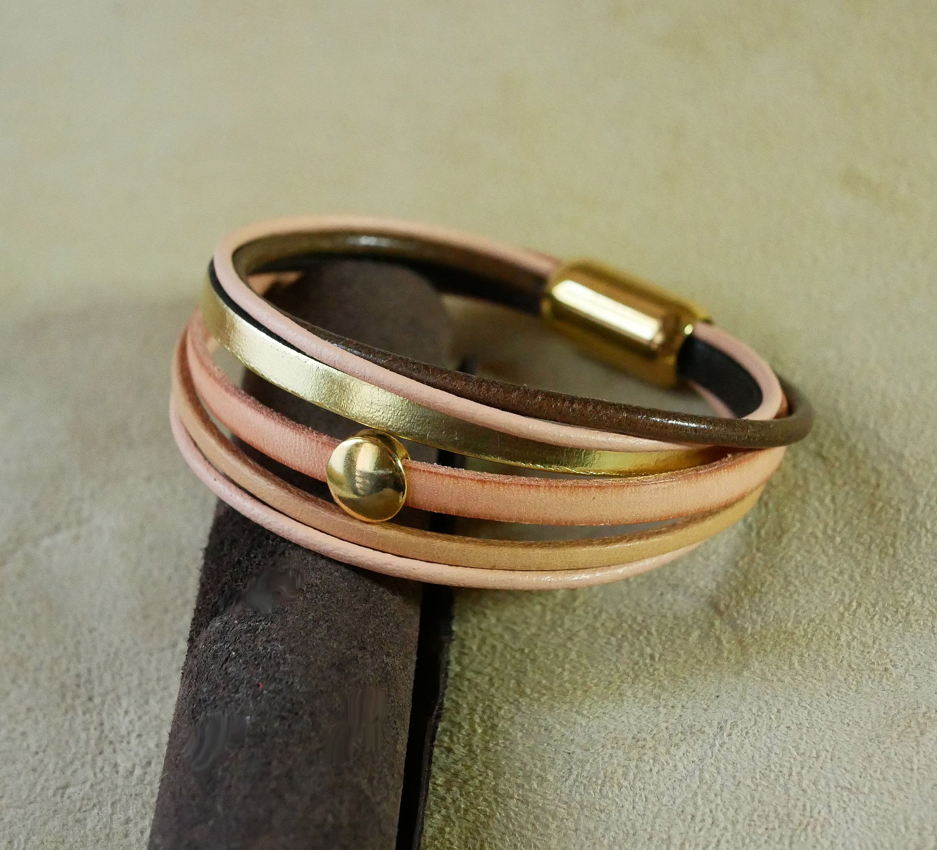 Manschettarmband i persika och guld med flera l&auml;derdetaljer f&ouml;r kvinnor