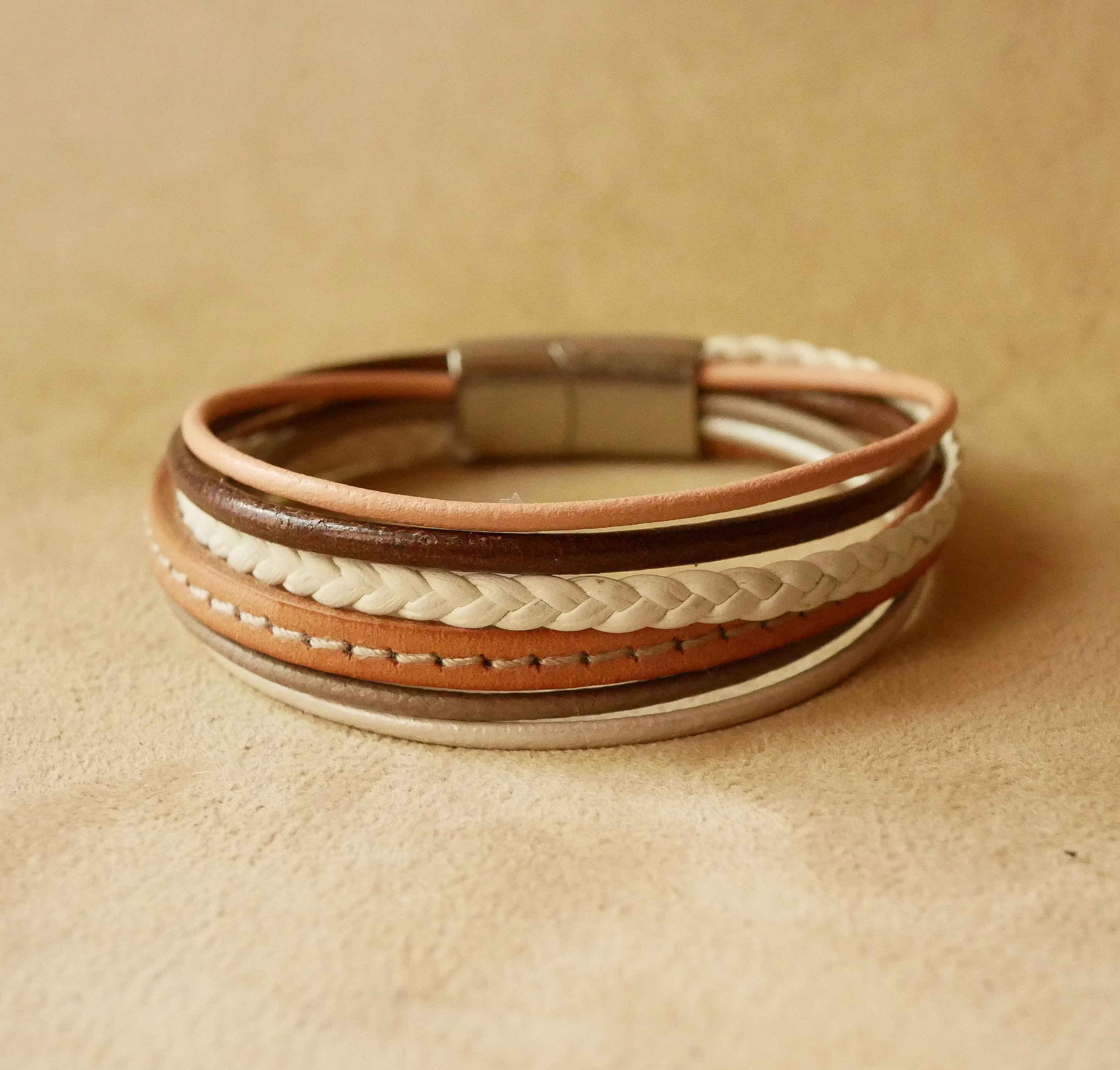 Manschettarmband i multil&auml;der f&ouml;r kvinnor i beige toner