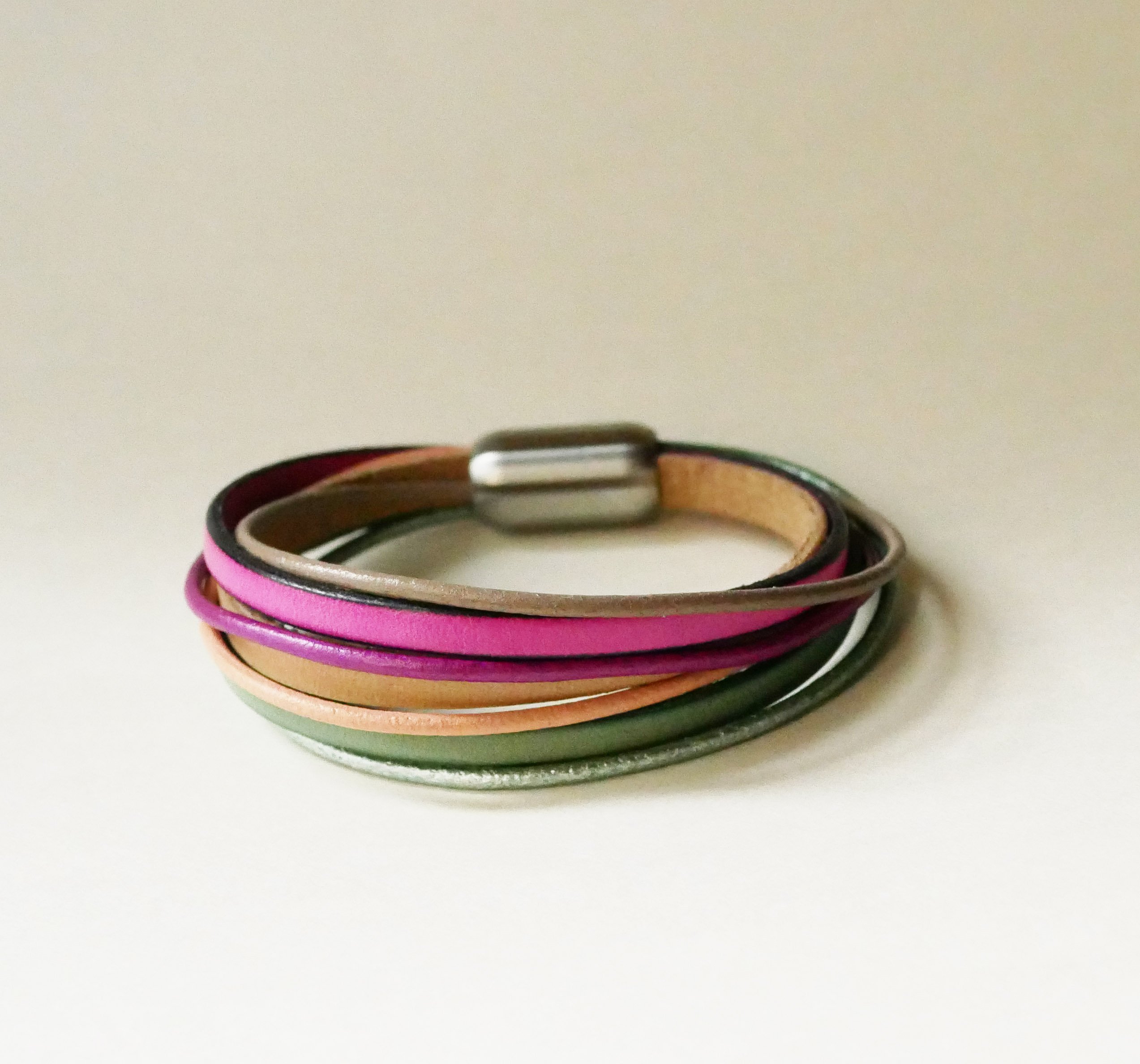 Manschettarmband för kvinnor i flera läderfärger i vårtoner
