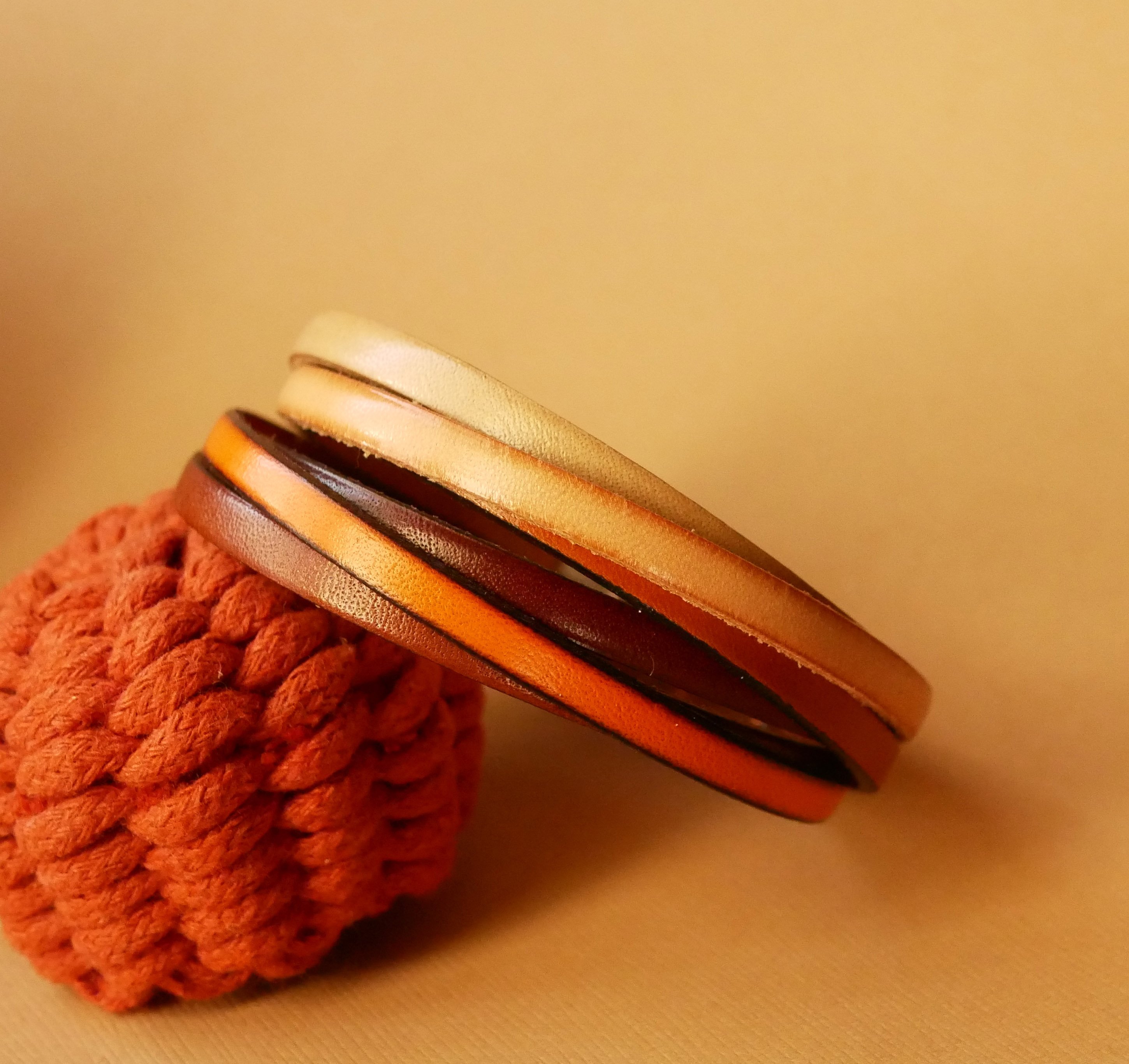 Ockrafärgat armband med manschett i multiläder