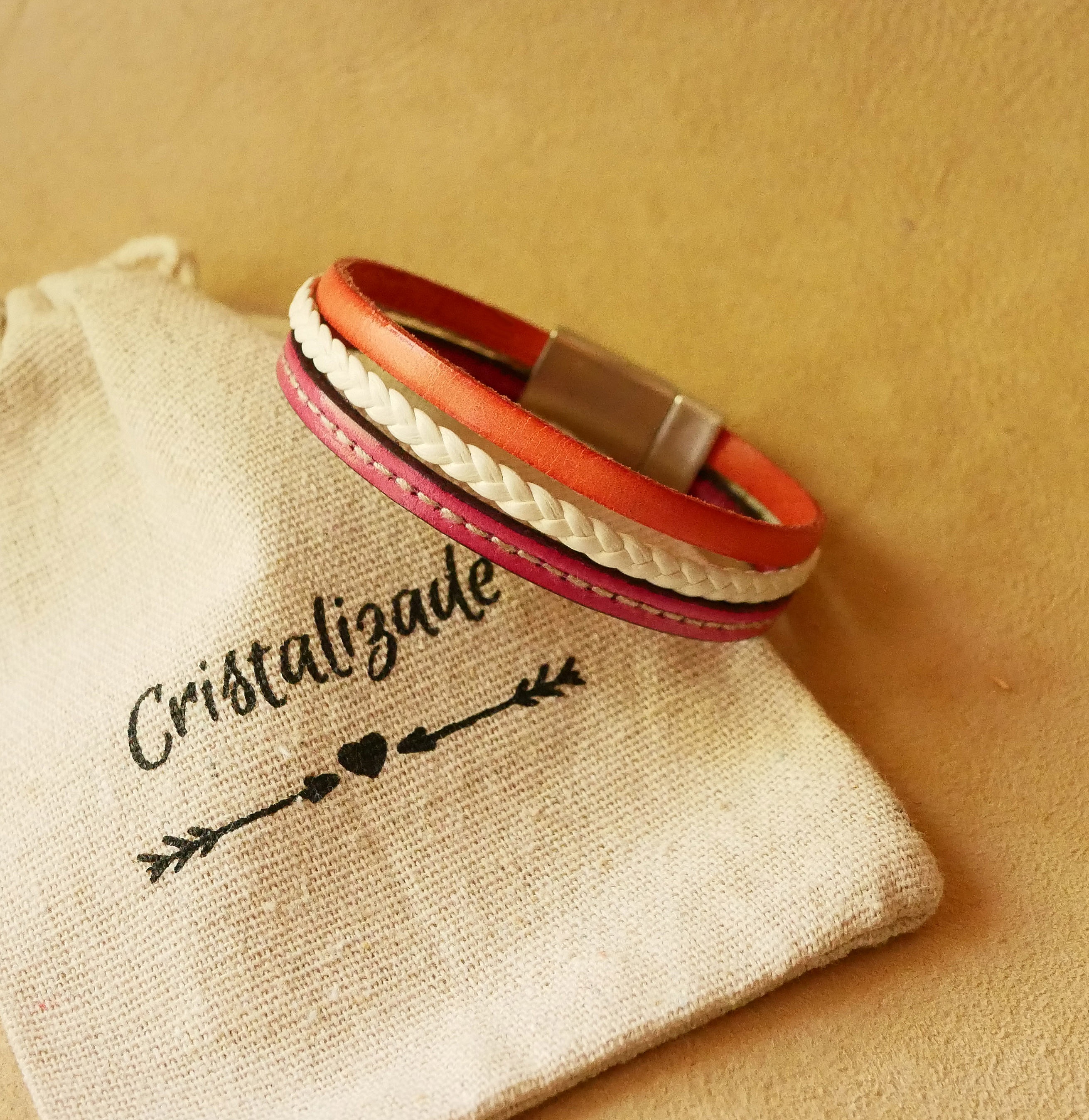 Fl&auml;tat armband med manschett i l&auml;der, vitt och korall