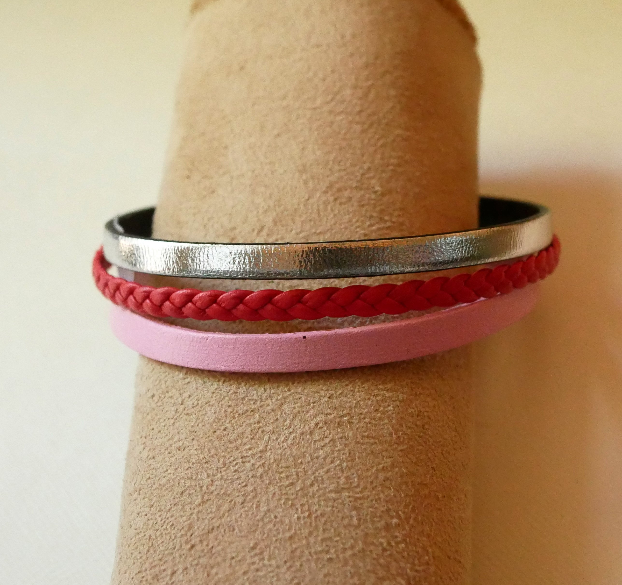 Manschettarmband i korallrött och silverfärgat läder och rosa multiläder