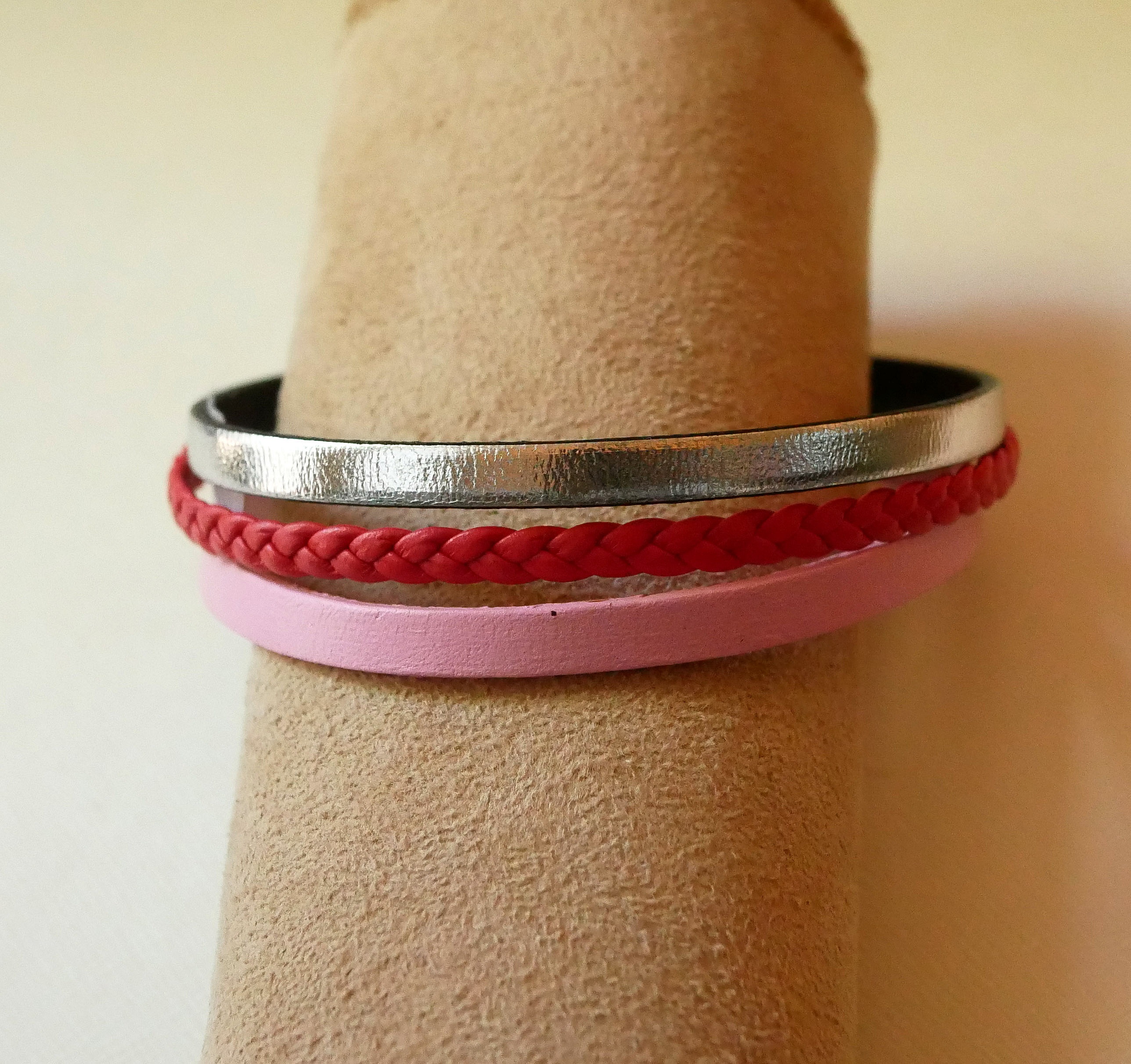 Manschettarmband i korallr&ouml;tt och silverf&auml;rgat l&auml;der och rosa multil&auml;der