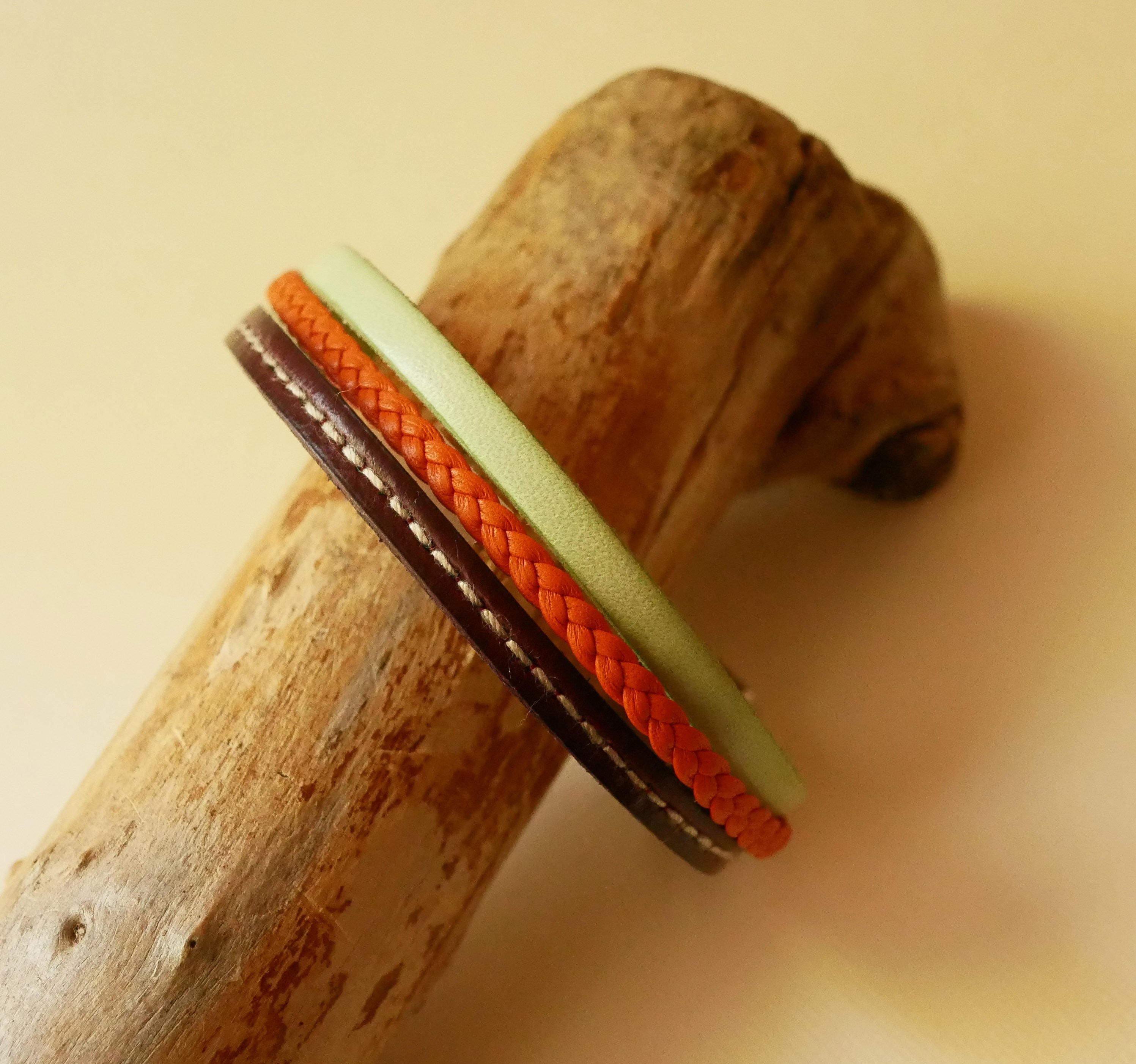 Manschettarmband i flera läder med mandel, orange flätor och Bordeaux-sömmar