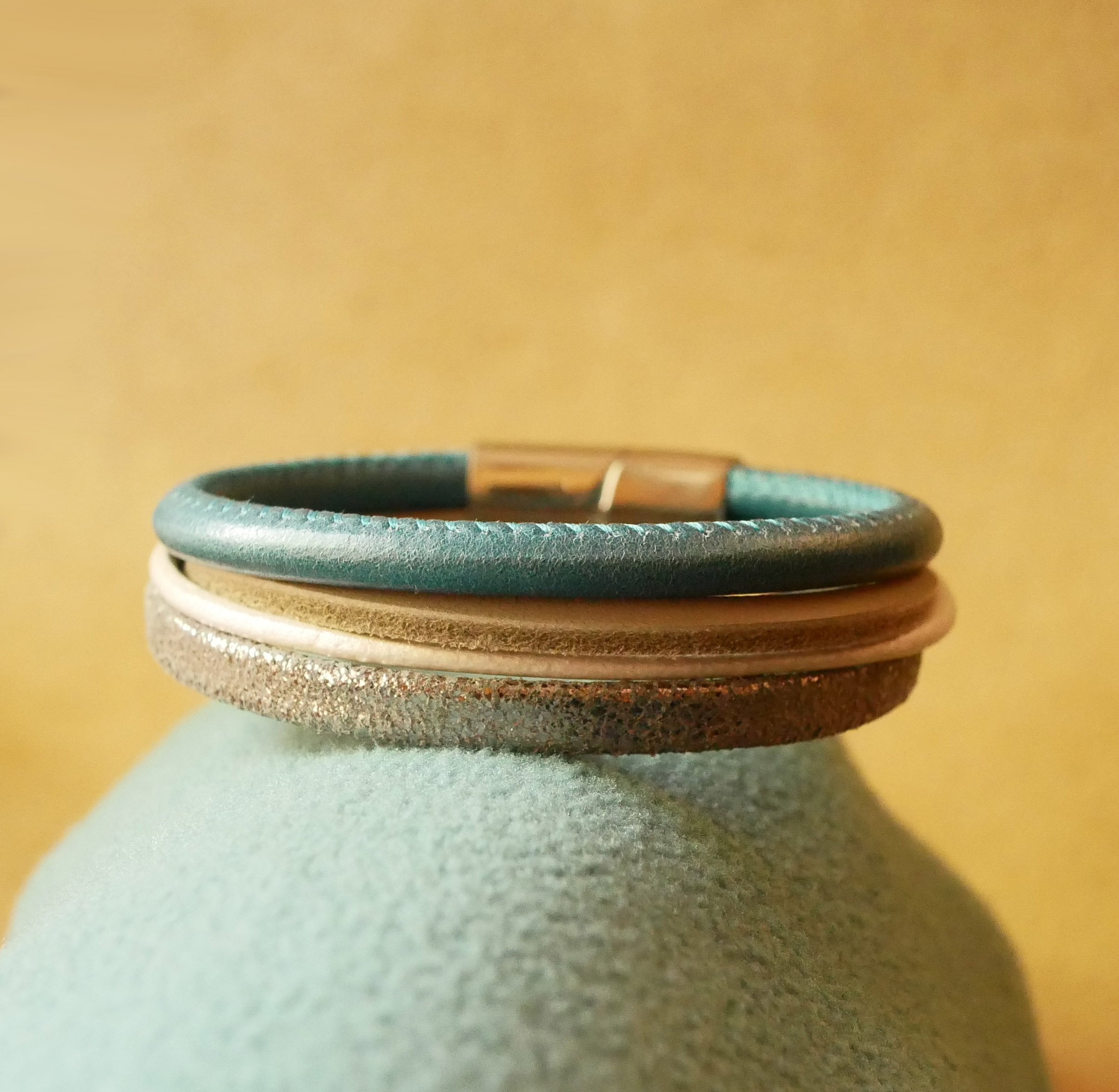 Manschettarmband i blått och silver med flera läderdetaljer